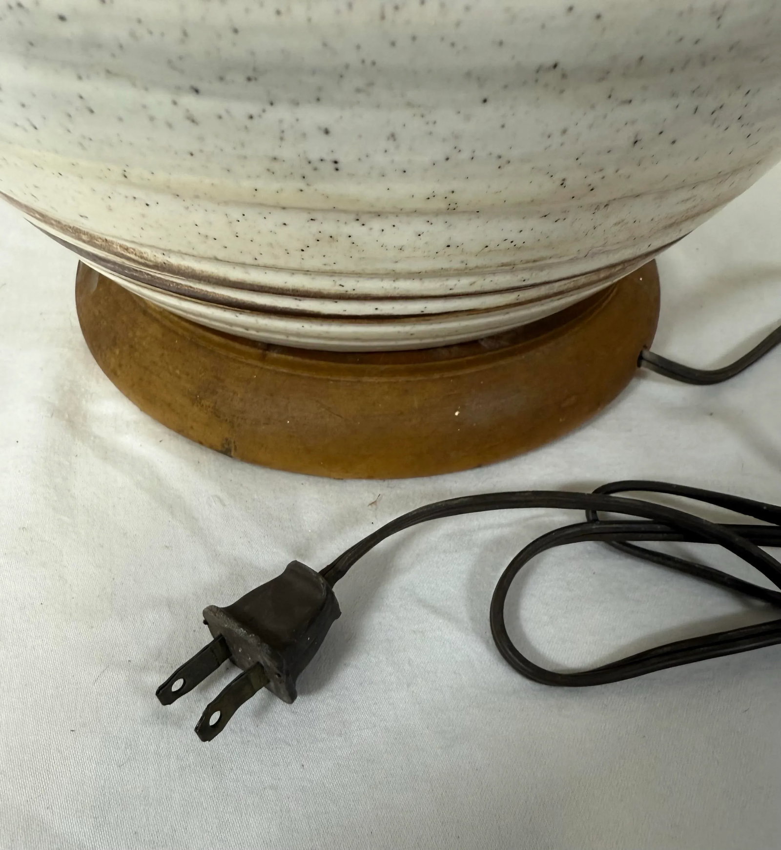 Mid-Century Modern "Beehive" Sgraffito Stoneware Lamp Attributed to Mart - 6