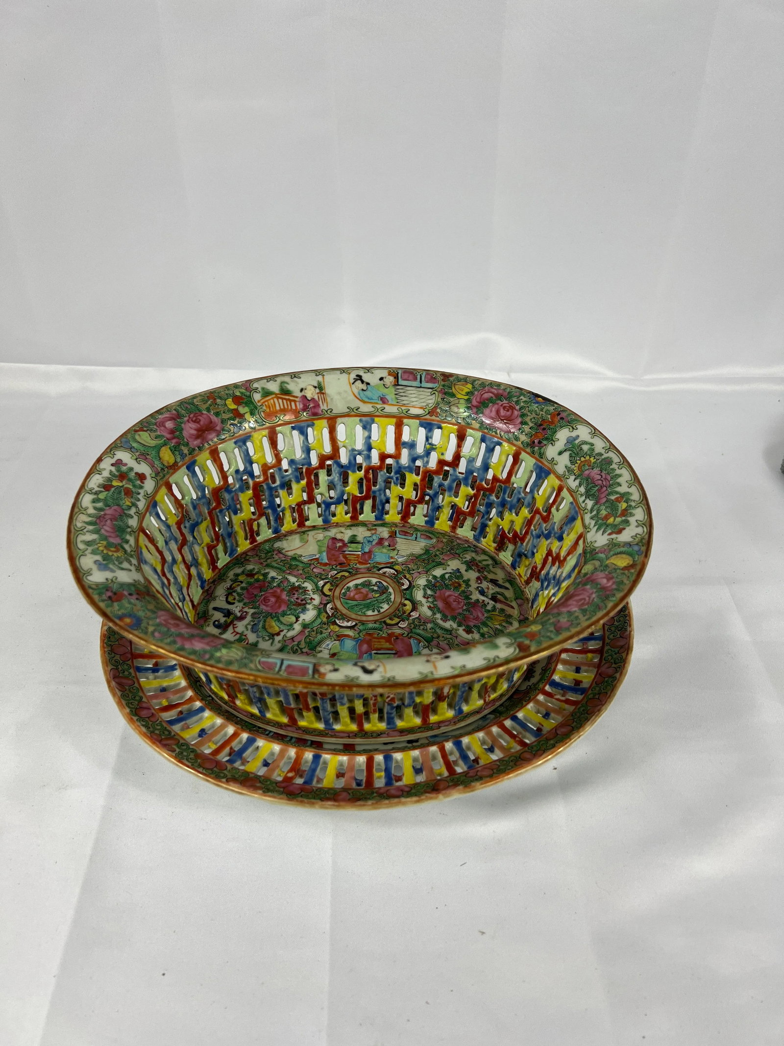 Antique Chinese Export Rose Medallion Pierced Fruit Basket and Undertray 19th C - 2