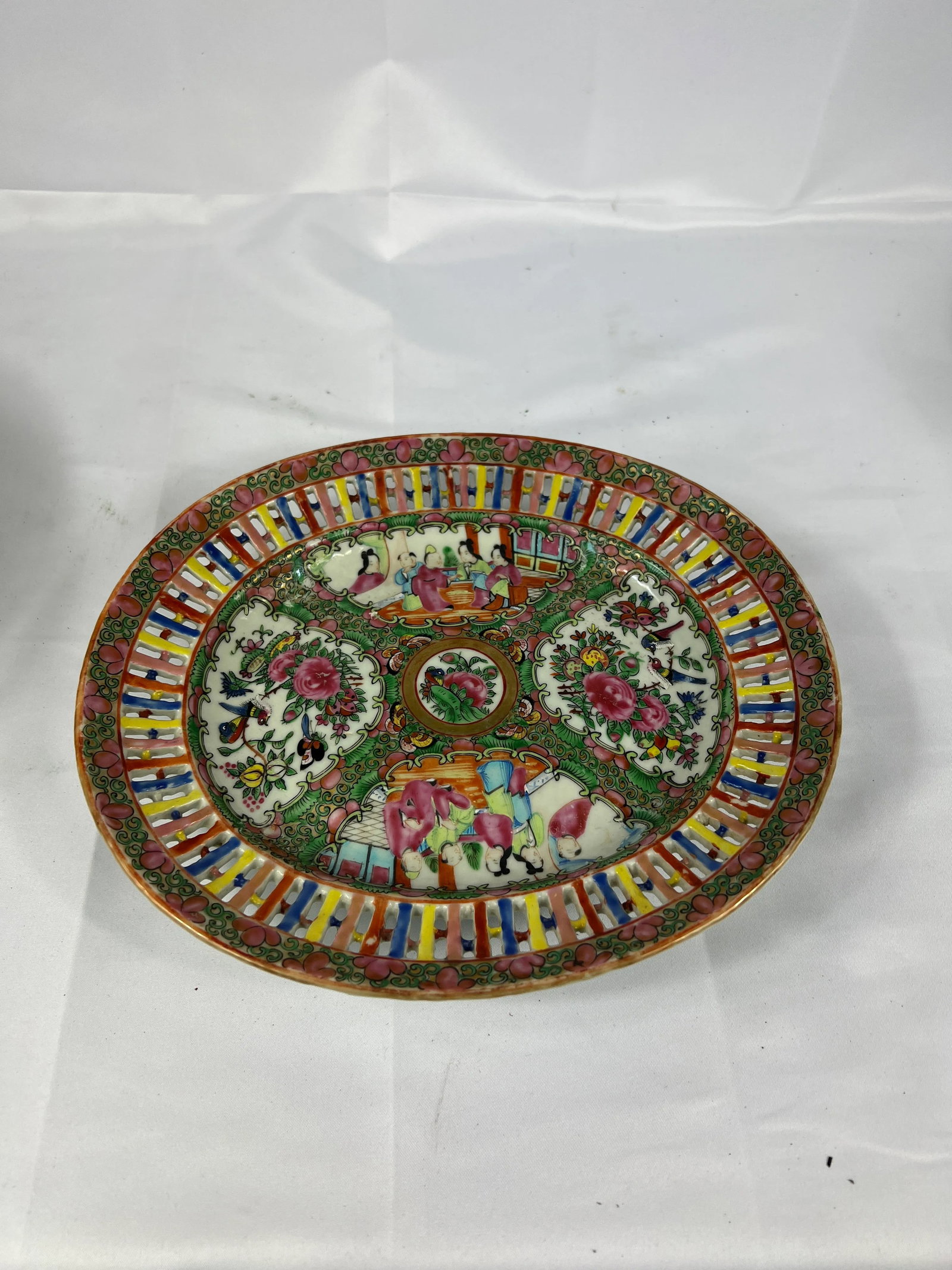 Antique Chinese Export Rose Medallion Pierced Fruit Basket and Undertray 19th C - 3