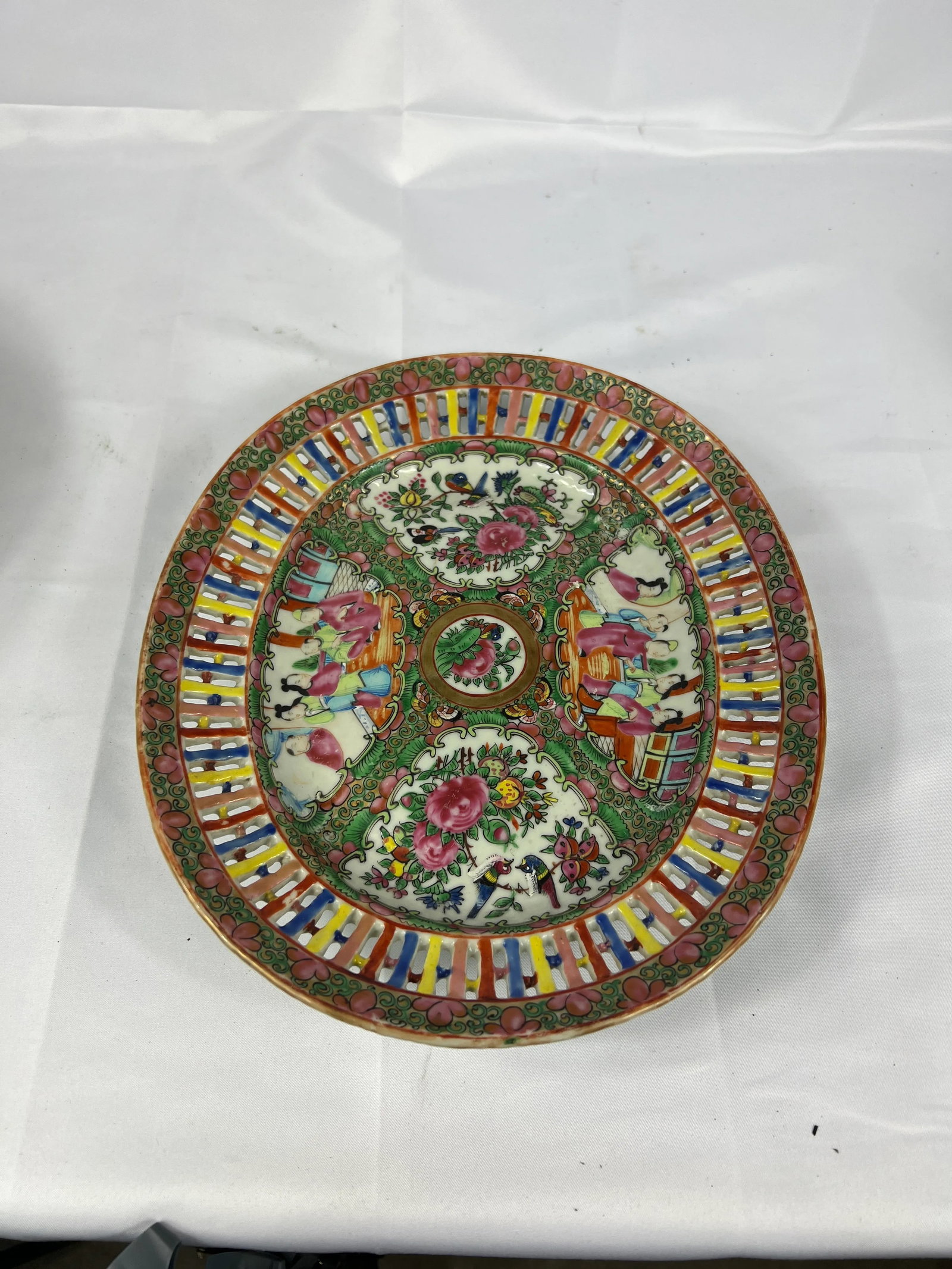 Antique Chinese Export Rose Medallion Pierced Fruit Basket and Undertray 19th C - 5