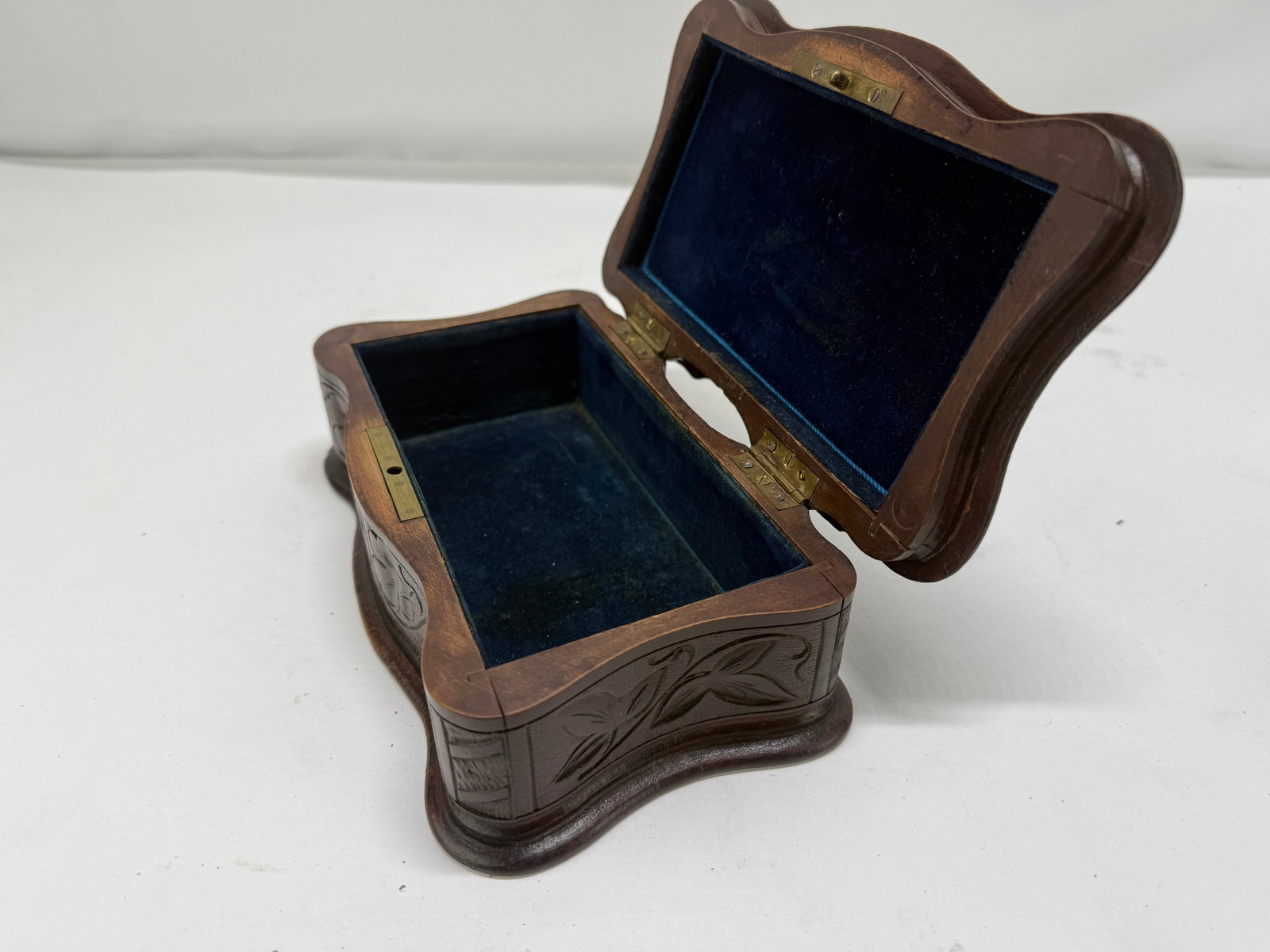 Mid-19th Century Carved Walnut Jewelry or Trinket Box, Likely Black Forest - 4