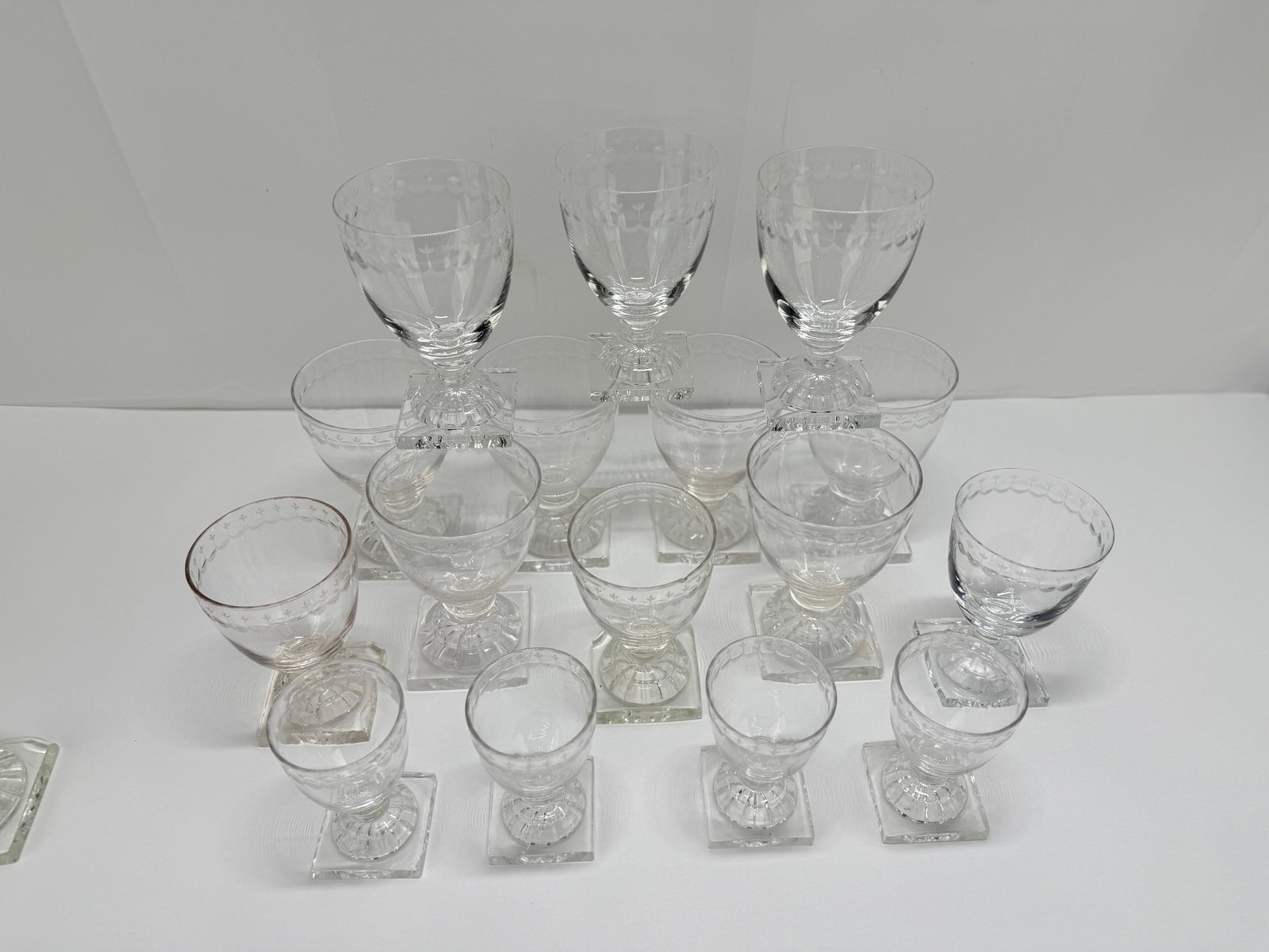 Set of Seventeen Lemon Squeezer–Foot Etched Glasses, C. 1810 & William Yeoward - 4