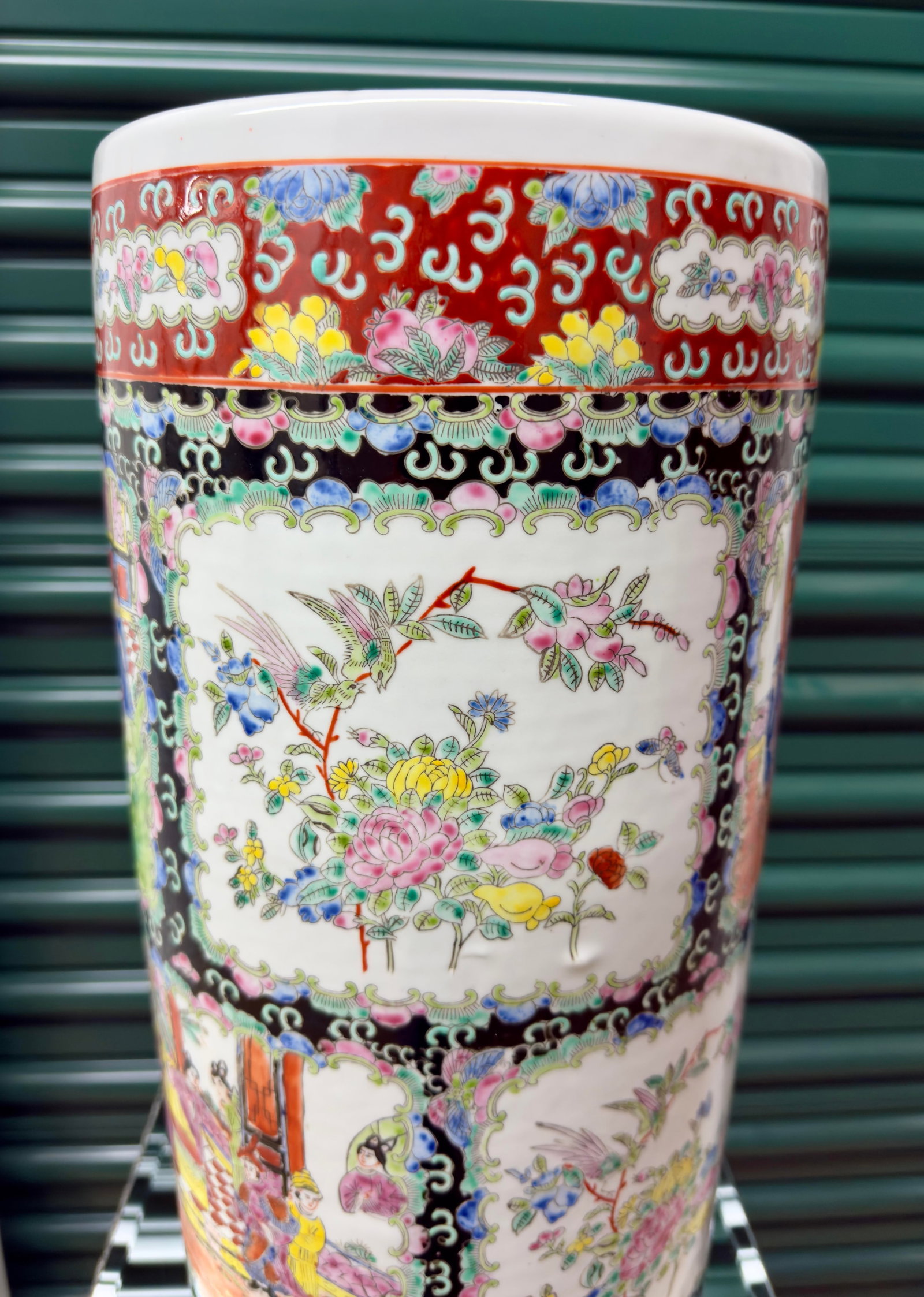 1970s Chinouserie Famille Rose Noire Porcelain Umbrella Stand - 7