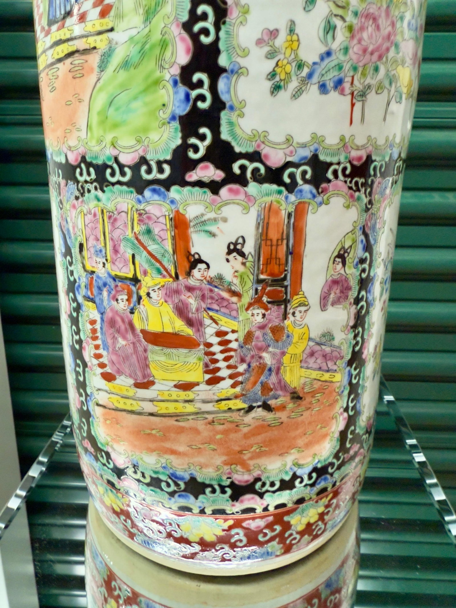 1970s Chinouserie Famille Rose Noire Porcelain Umbrella Stand - 8