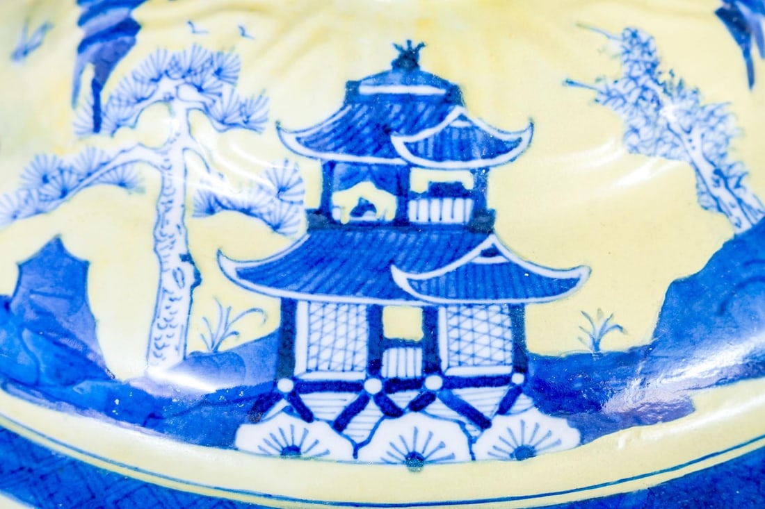 19th Century A Fabulous Chinese Export Porcelain Soup Tureen in Classic Form - 10