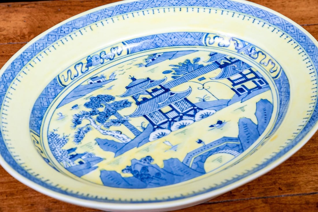 19th Century A Fabulous Chinese Export Porcelain Soup Tureen in Classic Form - 4