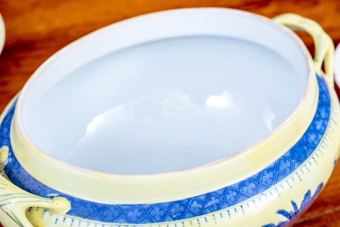 19th Century A Fabulous Chinese Export Porcelain Soup Tureen in Classic Form - 7
