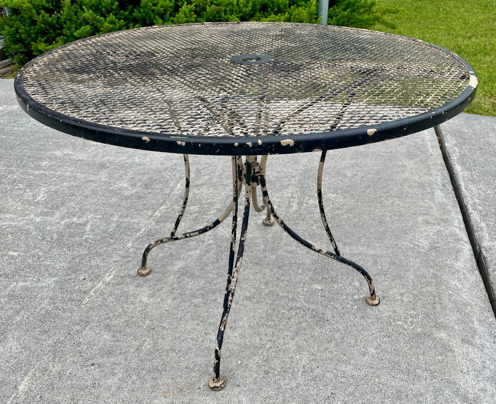 Mid 20th Century Round Wrought Iron Table W/Umbrella Hole Mesh Top Salterini Woodard Style Outdoor - 2