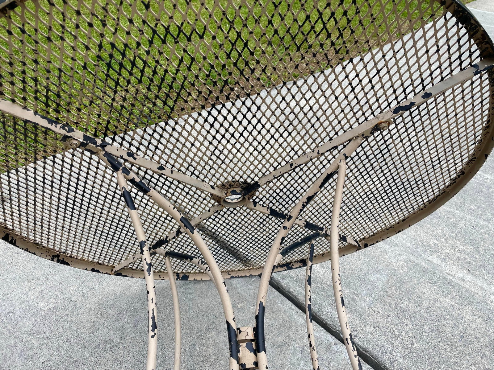 Mid 20th Century Round Wrought Iron Table W/Umbrella Hole Mesh Top Salterini Woodard Style Outdoor - 3