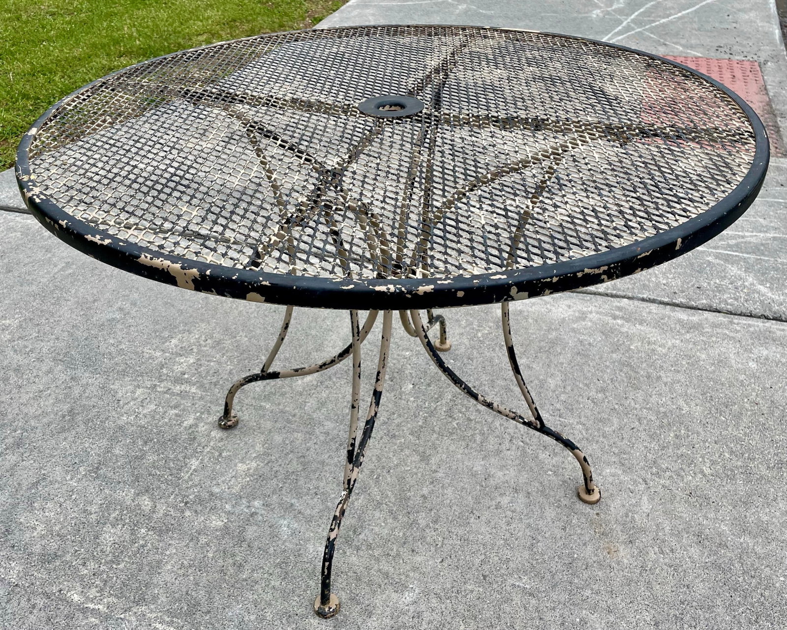 Mid 20th Century Round Wrought Iron Table W/Umbrella Hole Mesh Top Salterini Woodard Style Outdoor - 4