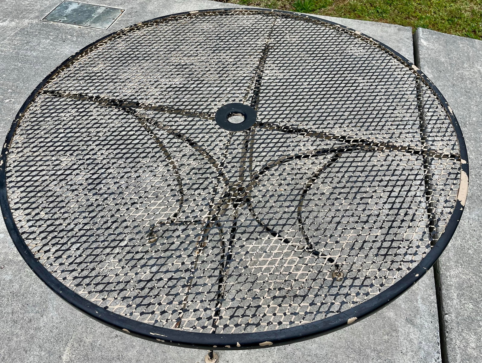 Mid 20th Century Round Wrought Iron Table W/Umbrella Hole Mesh Top Salterini Woodard Style Outdoor - 5