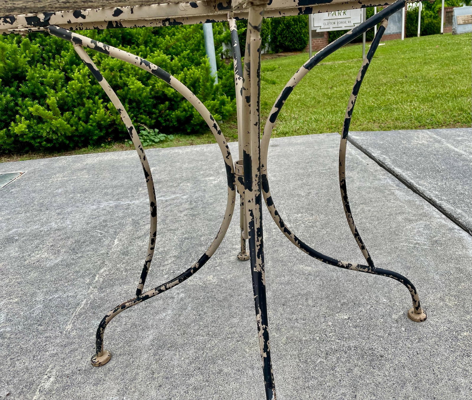 Mid 20th Century Round Wrought Iron Table W/Umbrella Hole Mesh Top Salterini Woodard Style Outdoor - 6