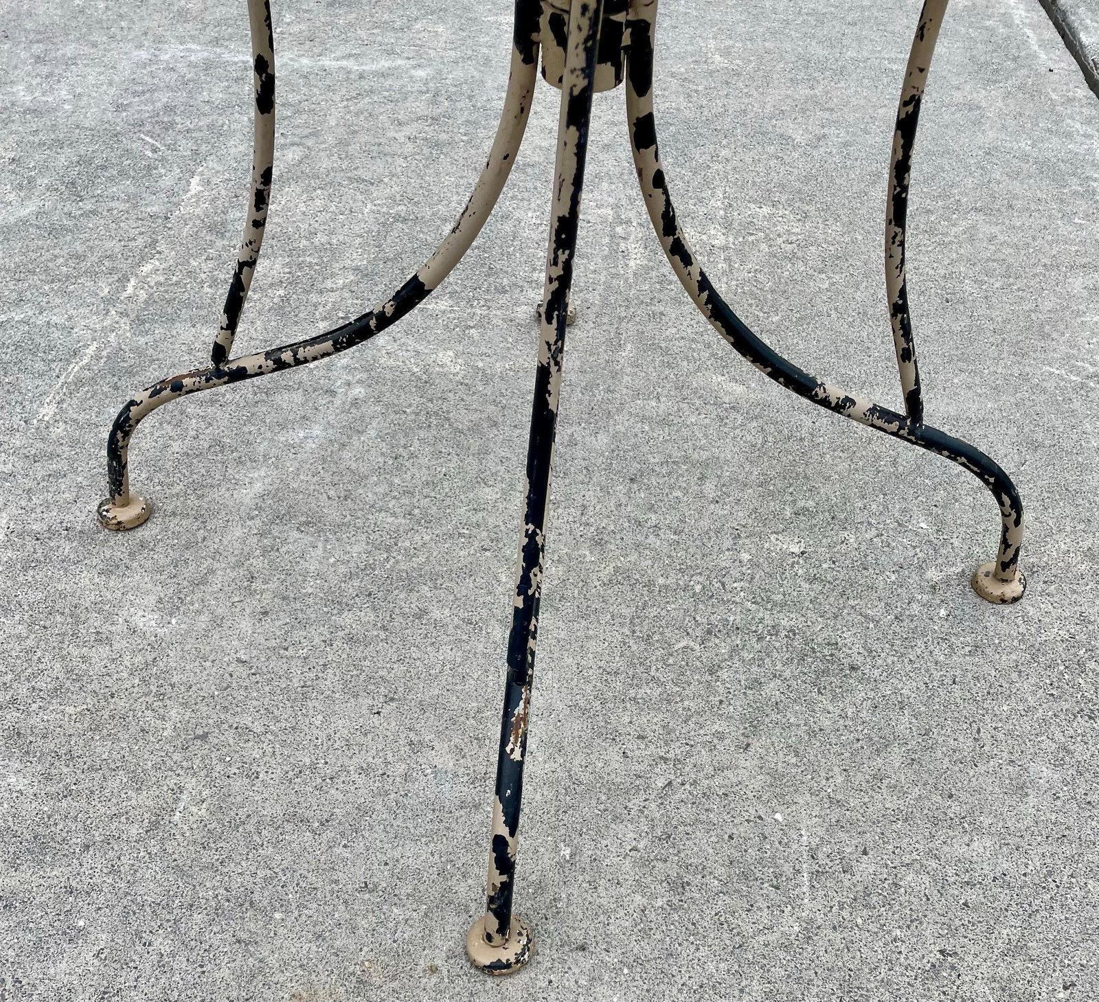 Mid 20th Century Round Wrought Iron Table W/Umbrella Hole Mesh Top Salterini Woodard Style Outdoor - 7