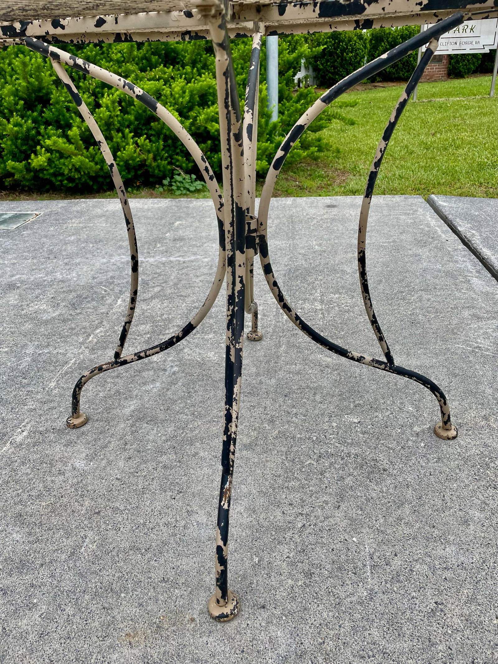 Mid 20th Century Round Wrought Iron Table W/Umbrella Hole Mesh Top Salterini Woodard Style Outdoor - 8