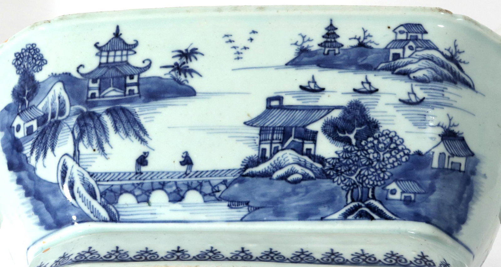 River Pavilion: Chinese Export Porcelain Blue & White Tureen - 8