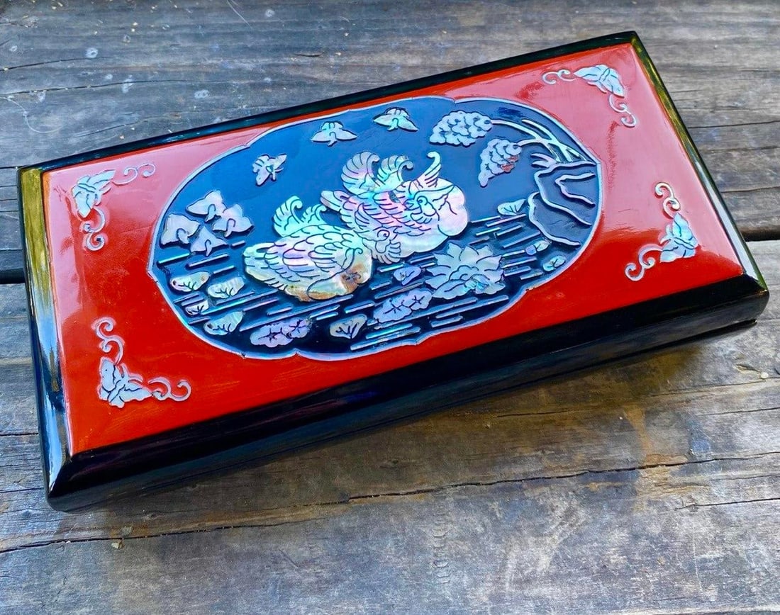 Mid 20th Century Japanese Red & Black Lacquer Cigarette Box With Mother-of-Pearl Inlay & Brass Ash R - 2