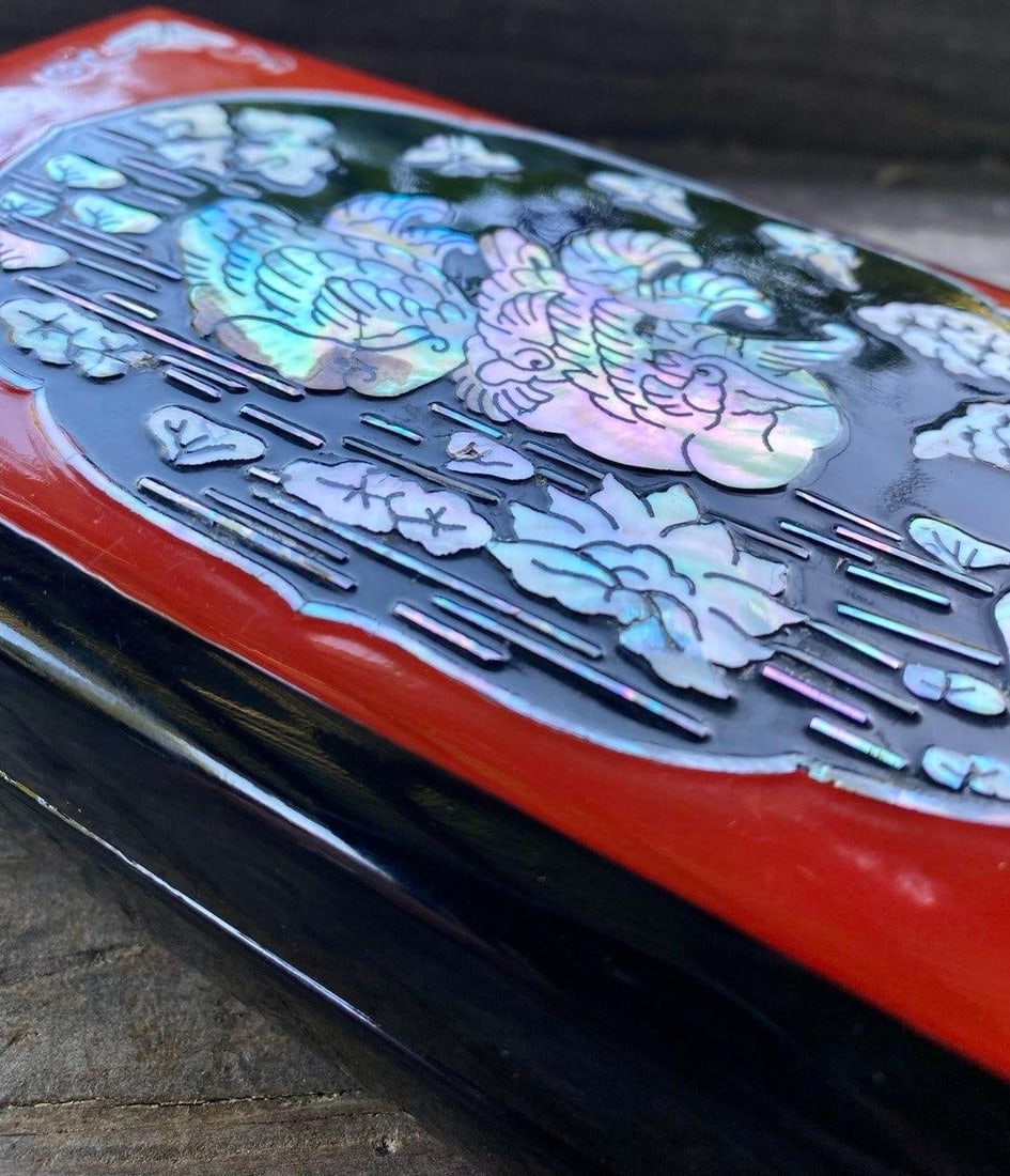 Mid 20th Century Japanese Red & Black Lacquer Cigarette Box With Mother-of-Pearl Inlay & Brass Ash R - 4