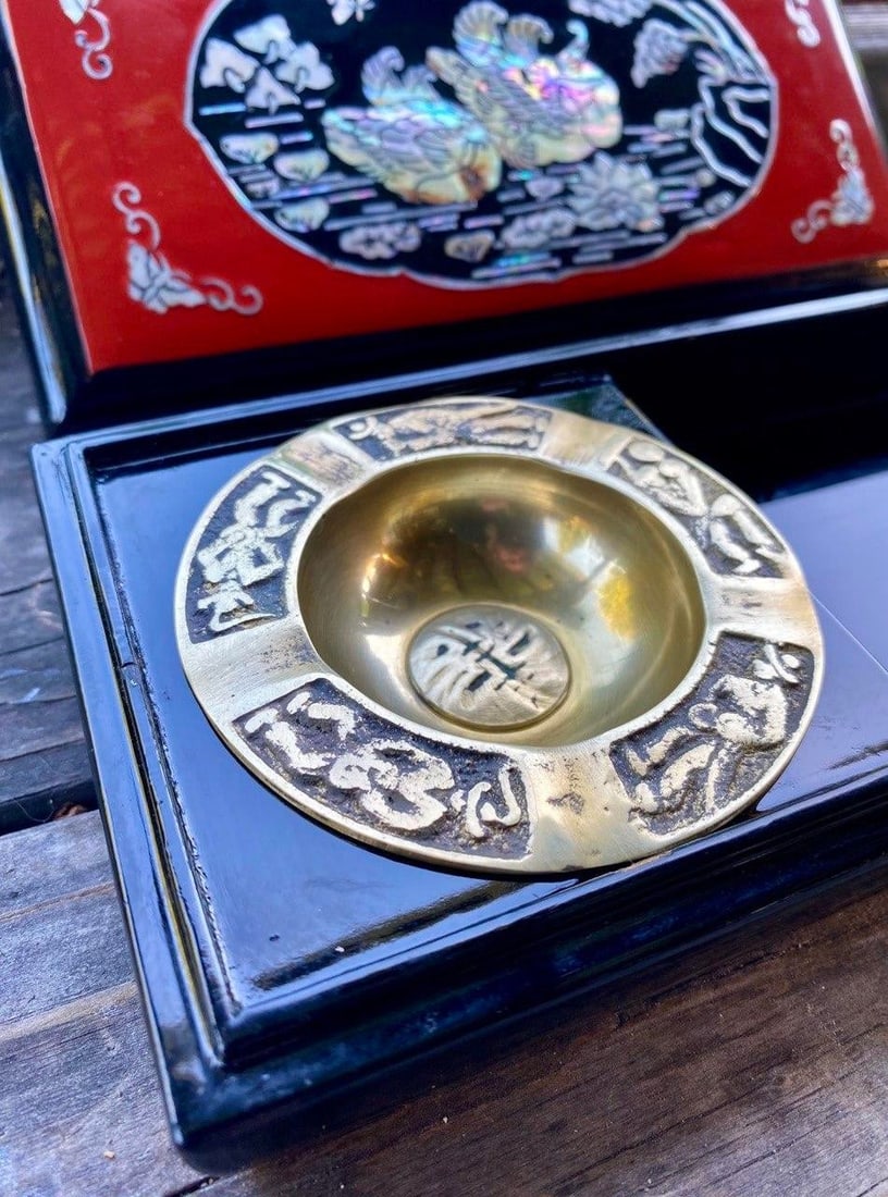 Mid 20th Century Japanese Red & Black Lacquer Cigarette Box With Mother-of-Pearl Inlay & Brass Ash R - 6