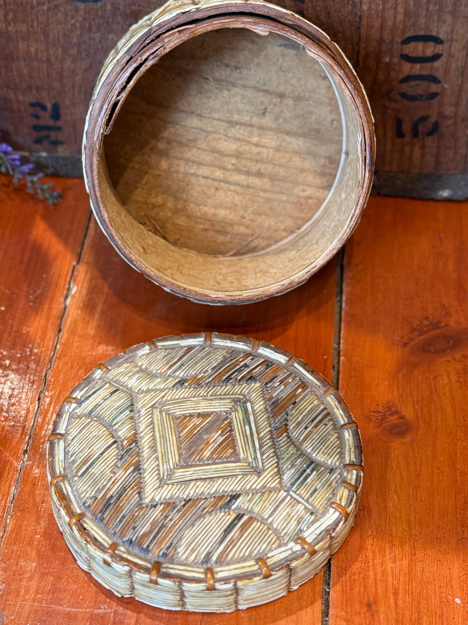 Early Mi'kmaq Quill Box c.1830 Vegetative Dyes Quills on Birch Bark Box With Geometric Pattern - 10
