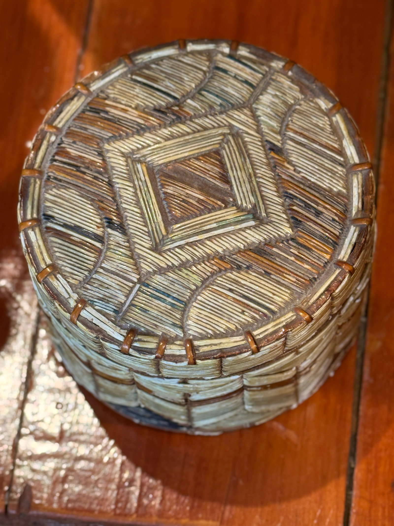 Early Mi'kmaq Quill Box c.1830 Vegetative Dyes Quills on Birch Bark Box With Geometric Pattern - 11