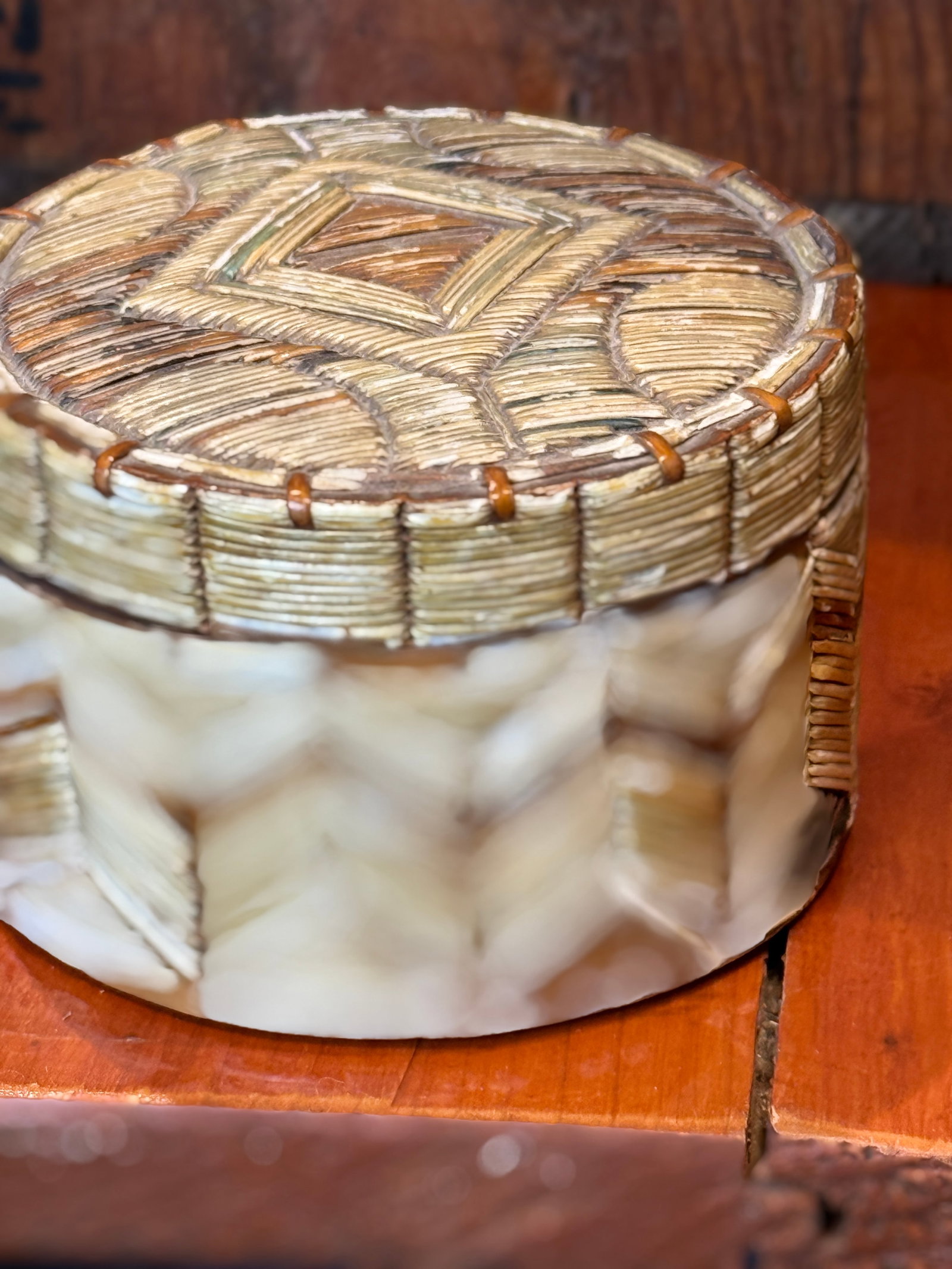 Early Mi'kmaq Quill Box c.1830 Vegetative Dyes Quills on Birch Bark Box With Geometric Pattern - 2
