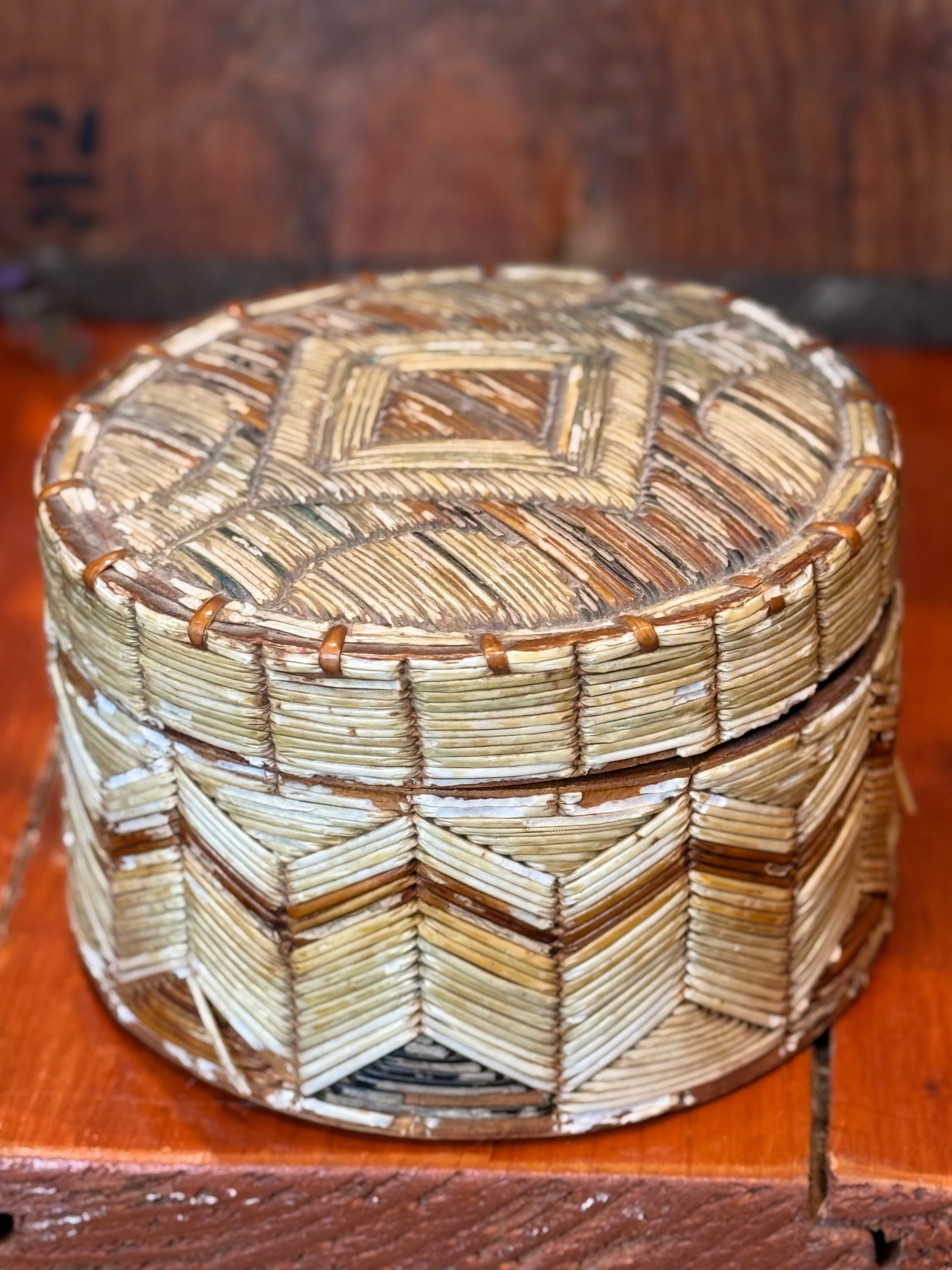 Early Mi'kmaq Quill Box c.1830 Vegetative Dyes Quills on Birch Bark Box With Geometric Pattern - 3