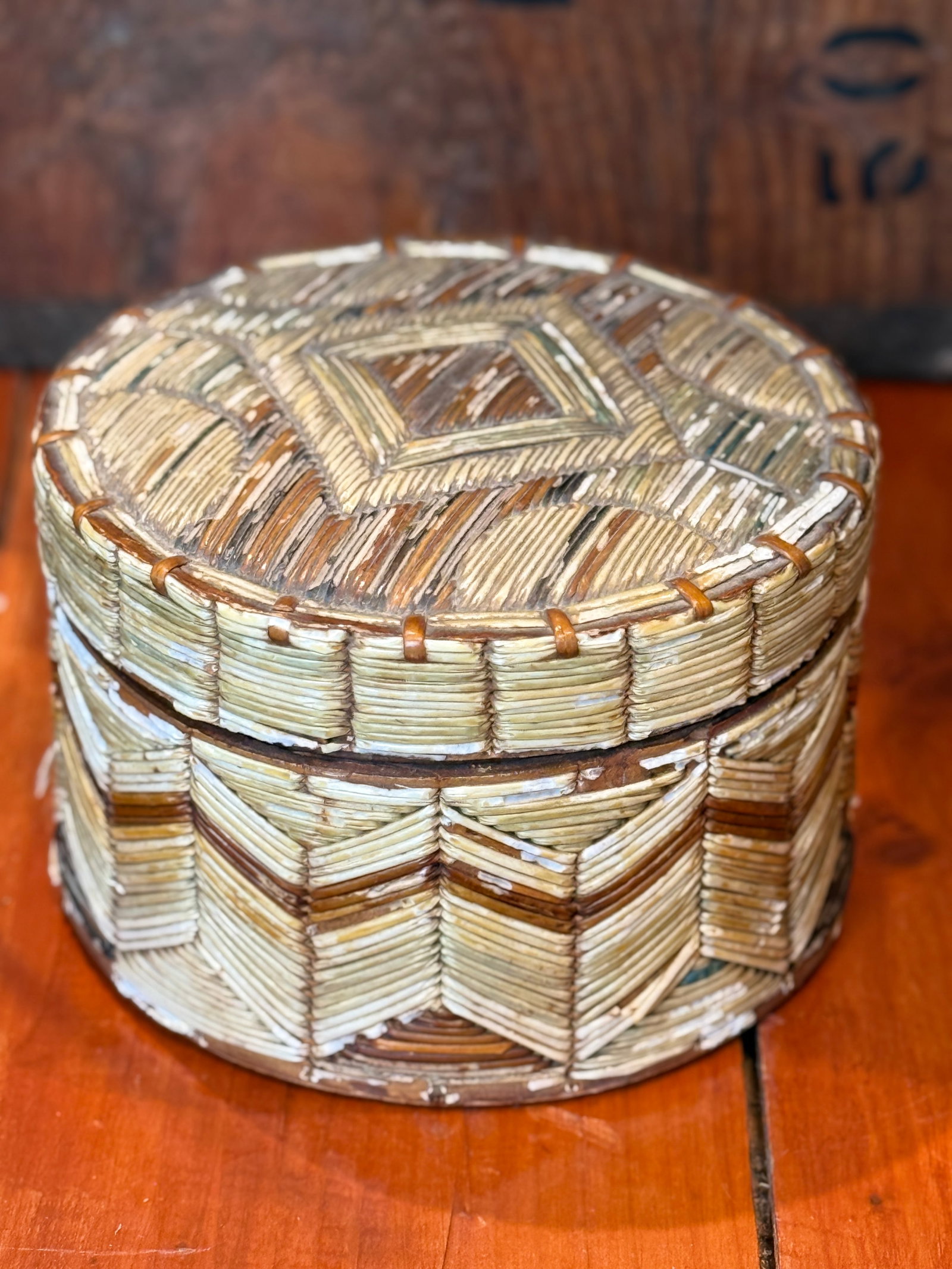 Early Mi'kmaq Quill Box c.1830 Vegetative Dyes Quills on Birch Bark Box With Geometric Pattern - 4
