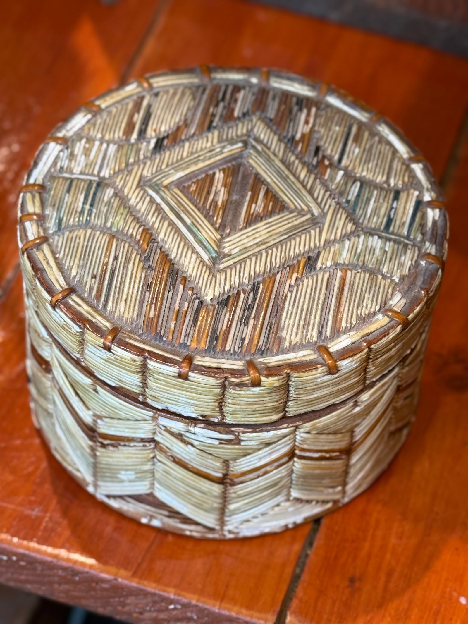 Early Mi'kmaq Quill Box c.1830 Vegetative Dyes Quills on Birch Bark Box With Geometric Pattern - 5