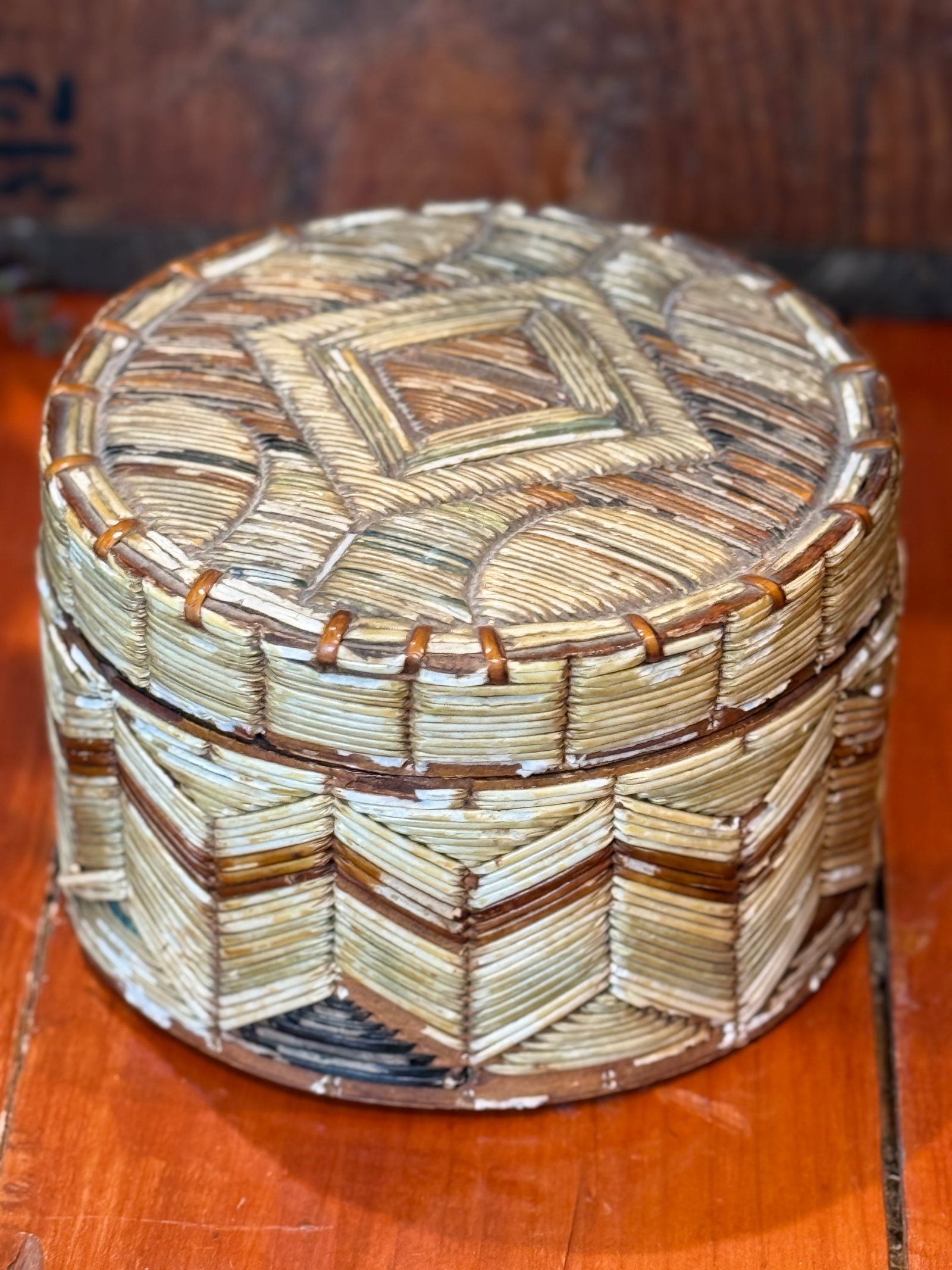 Early Mi'kmaq Quill Box c.1830 Vegetative Dyes Quills on Birch Bark Box With Geometric Pattern - 6
