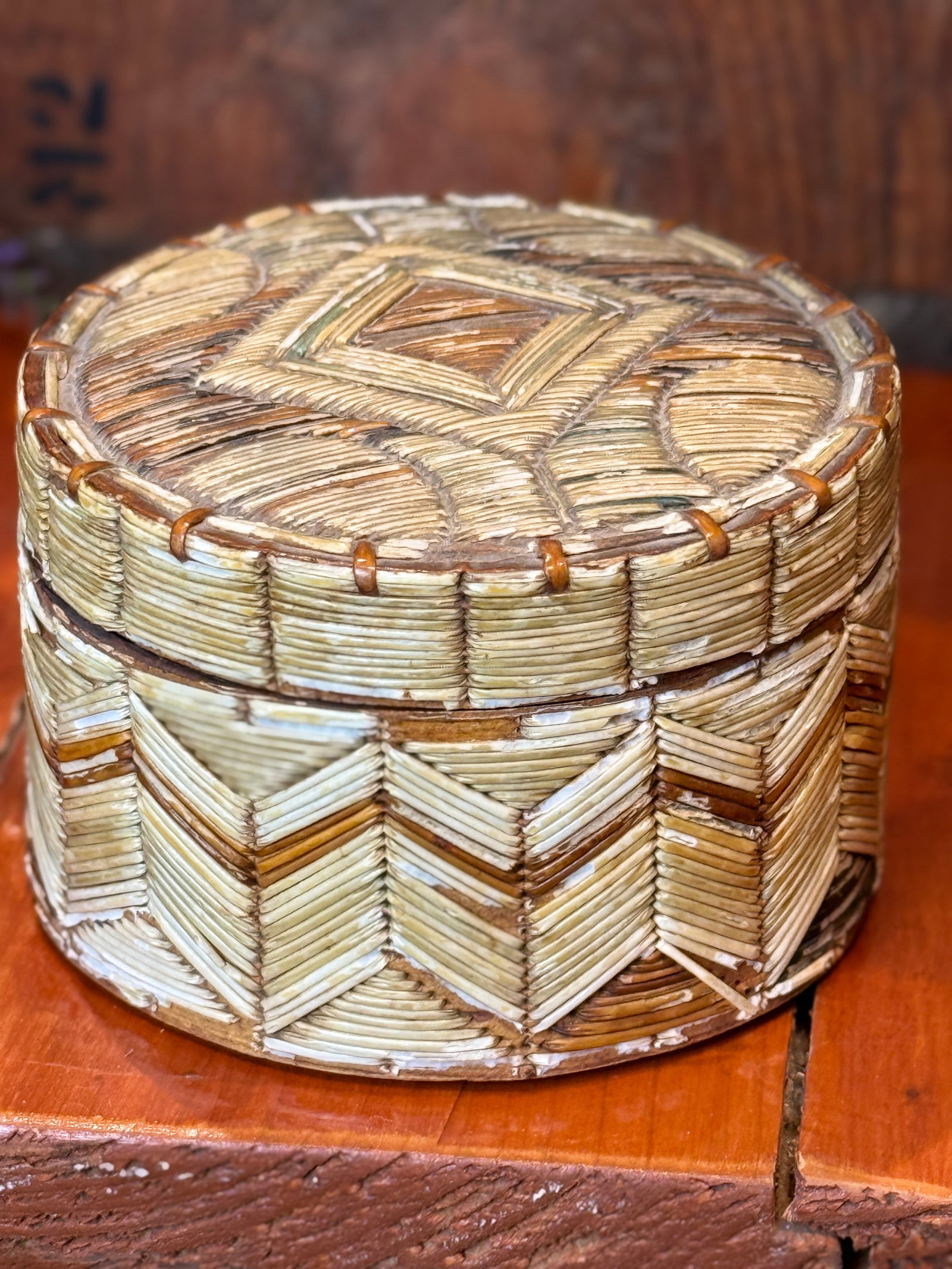 Early Mi'kmaq Quill Box c.1830 Vegetative Dyes Quills on Birch Bark Box With Geometric Pattern - 7
