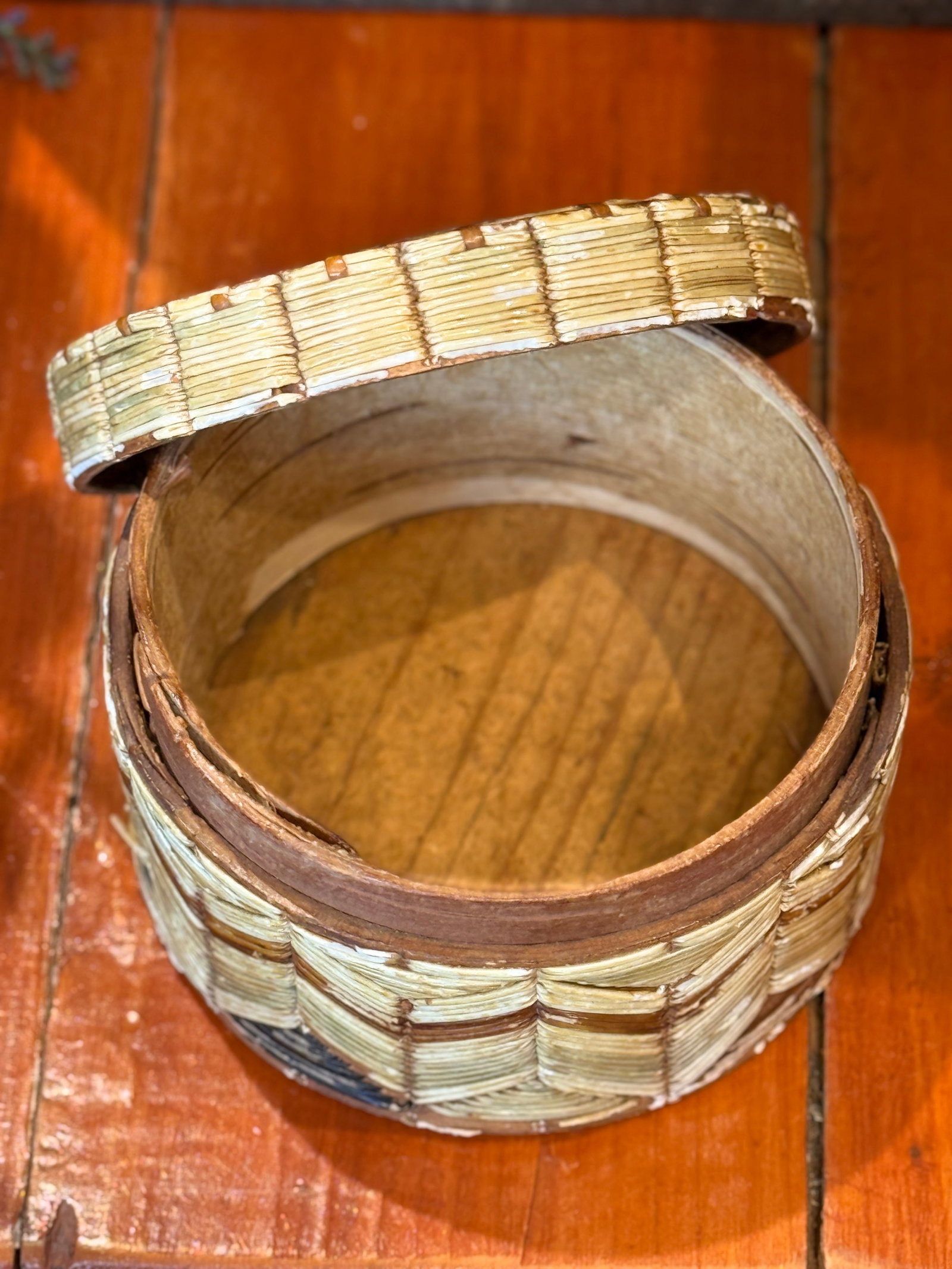 Early Mi'kmaq Quill Box c.1830 Vegetative Dyes Quills on Birch Bark Box With Geometric Pattern - 8