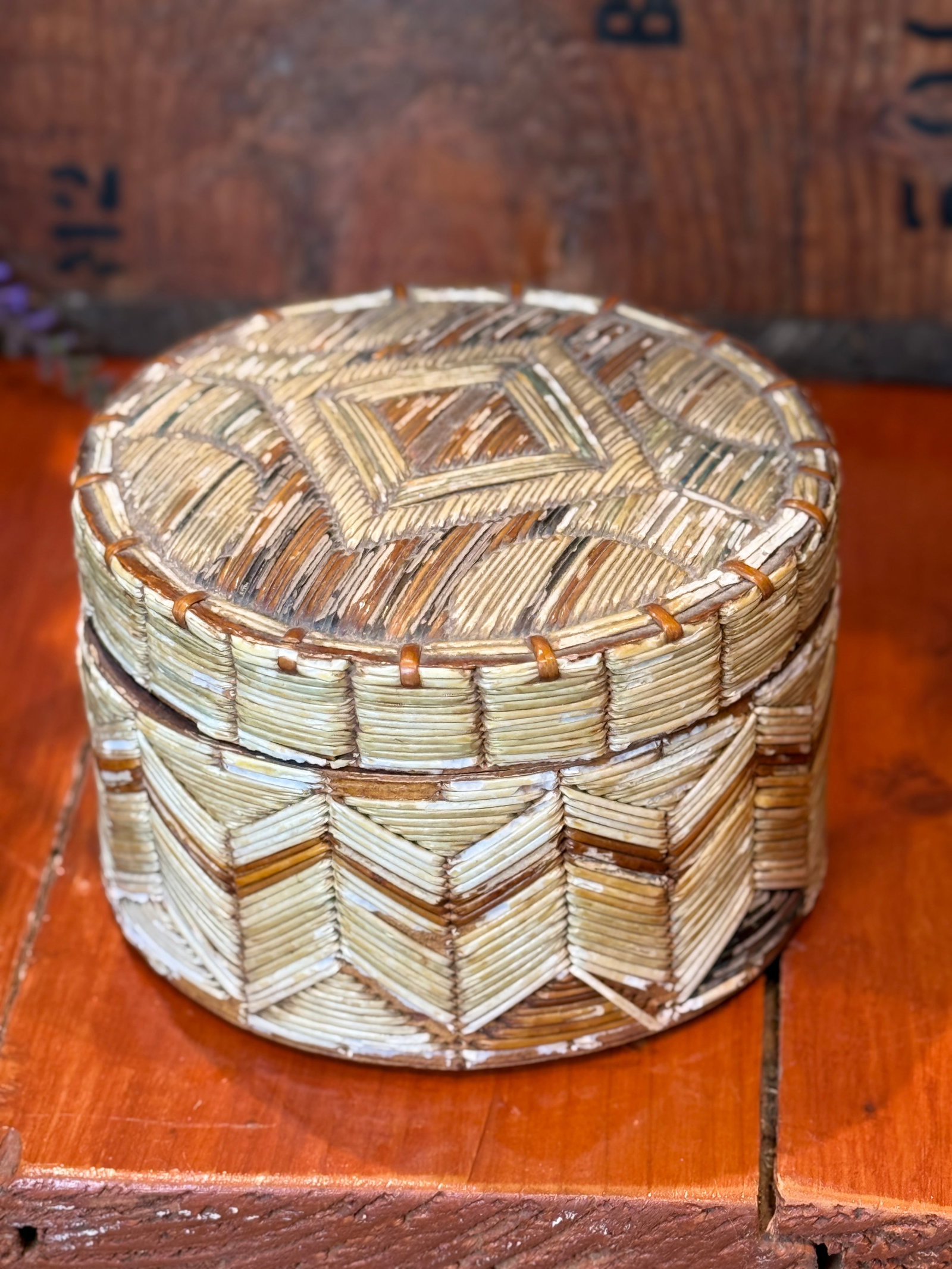Early Mi'kmaq Quill Box c.1830 Vegetative Dyes Quills on Birch Bark Box With Geometric Pattern - 9