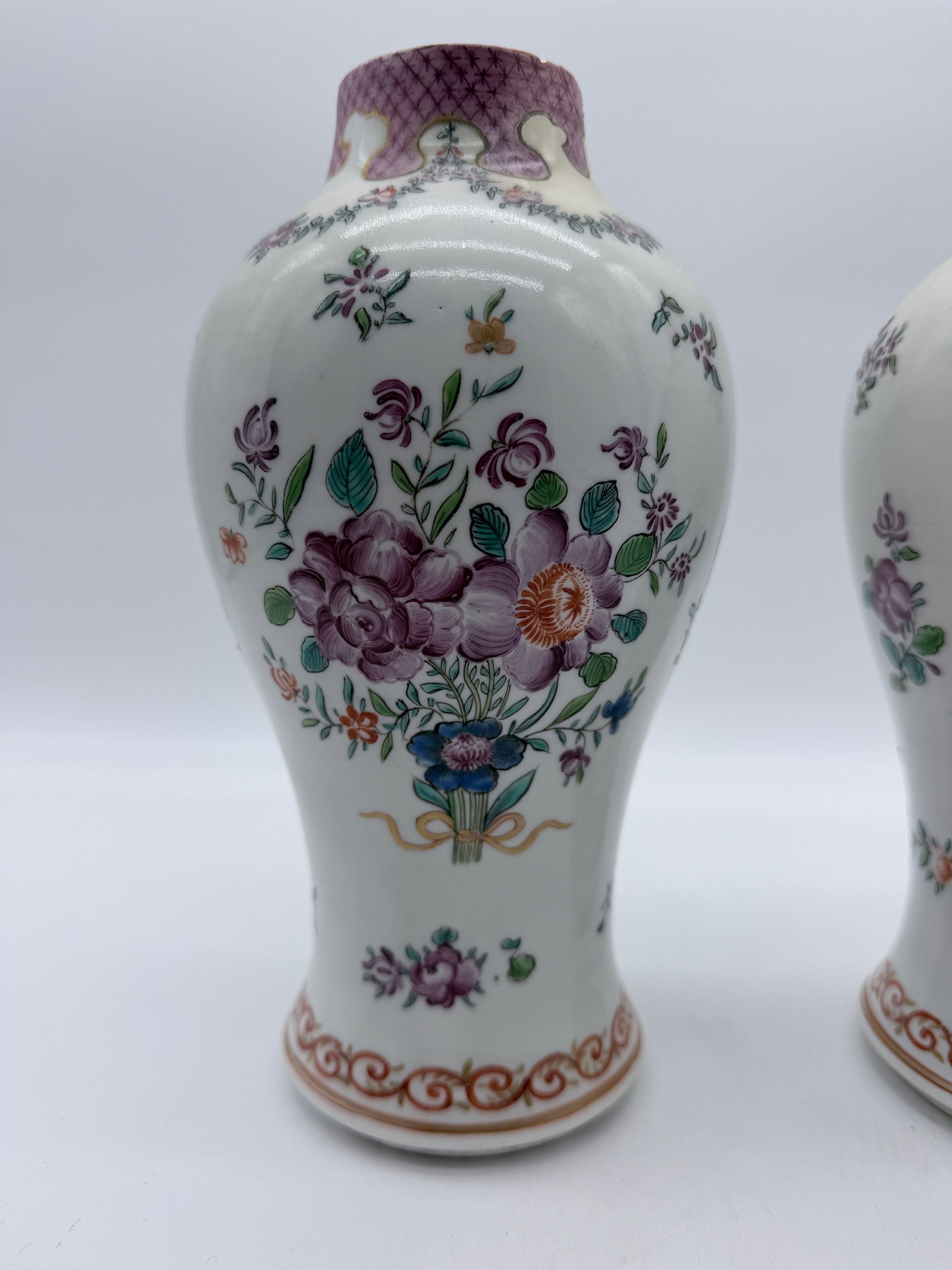Antique Chinese Export Armorial Famille Rose Porcelain Urns, Qianlong Period, Circa 1790–1810, - 10