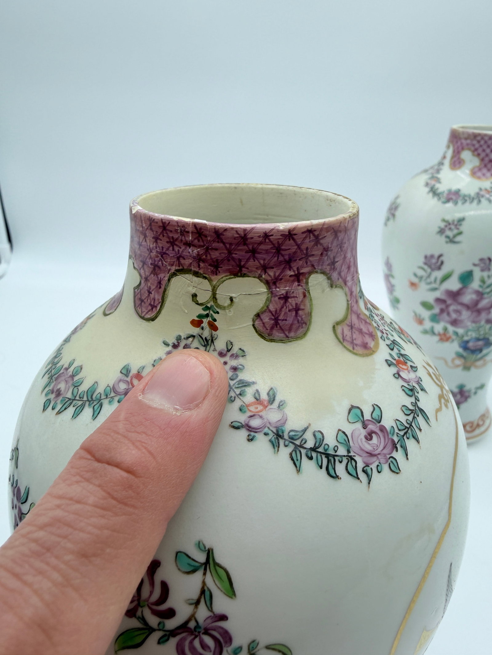 Antique Chinese Export Armorial Famille Rose Porcelain Urns, Qianlong Period, Circa 1790–1810, - 11