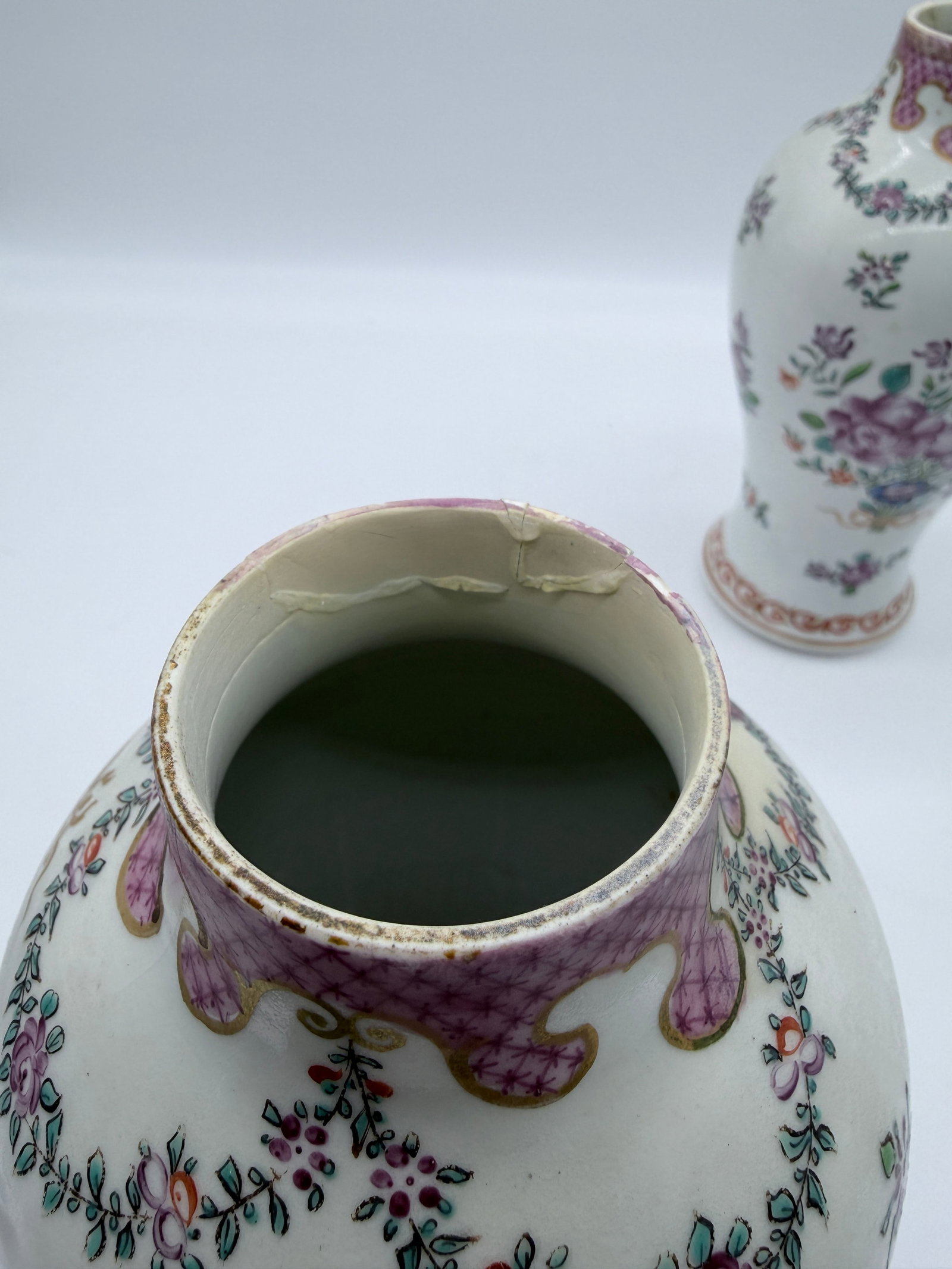 Antique Chinese Export Armorial Famille Rose Porcelain Urns, Qianlong Period, Circa 1790–1810, - 12