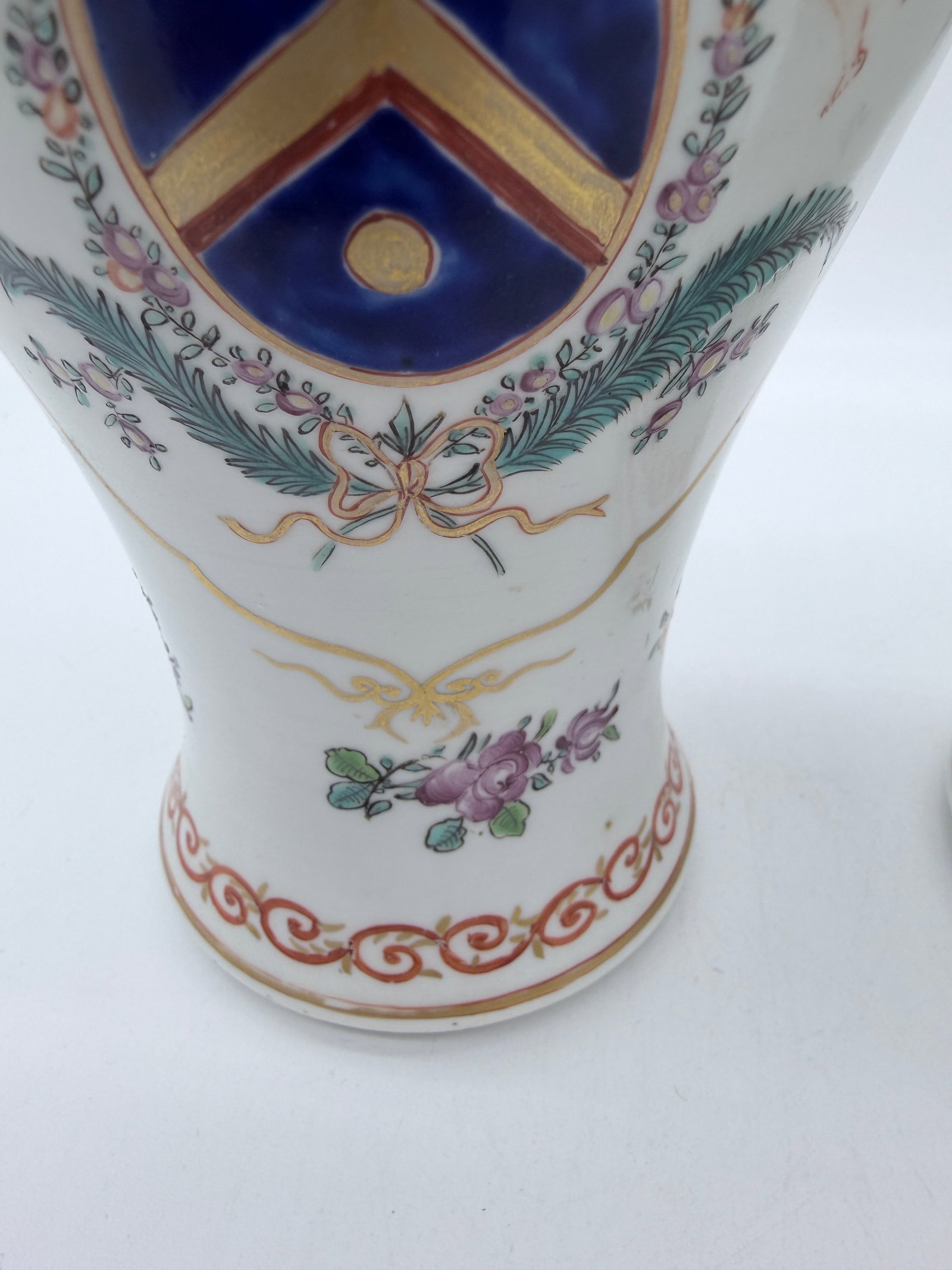 Antique Chinese Export Armorial Famille Rose Porcelain Urns, Qianlong Period, Circa 1790–1810, - 6