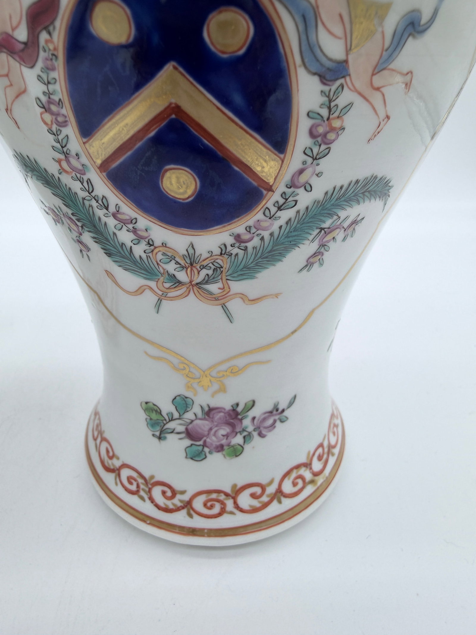 Antique Chinese Export Armorial Famille Rose Porcelain Urns, Qianlong Period, Circa 1790–1810, - 8