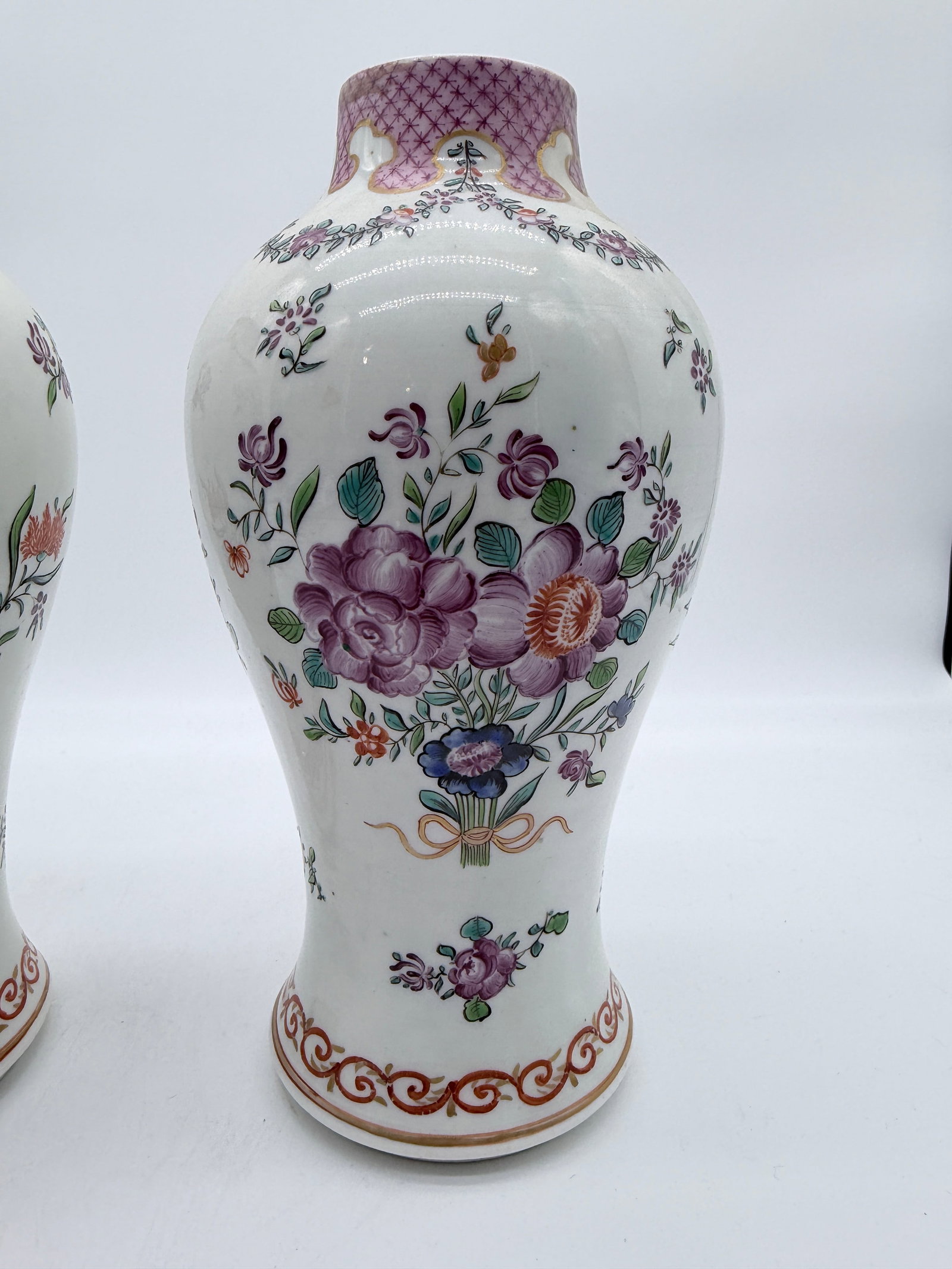 Antique Chinese Export Armorial Famille Rose Porcelain Urns, Qianlong Period, Circa 1790–1810, - 9