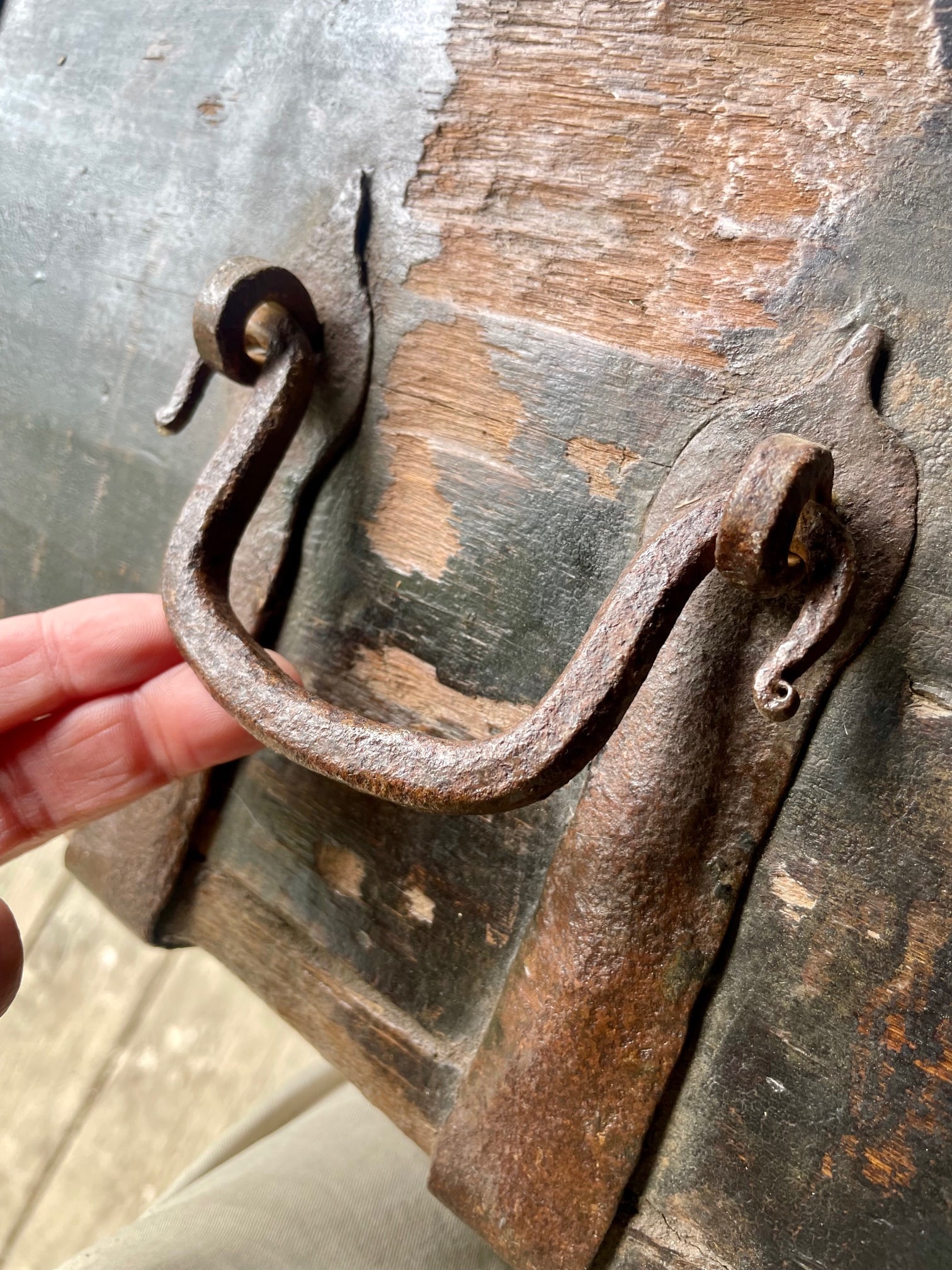 Early 19th Century English Rustic Oak Tray Box With Hand Forged Iron Handles - 12