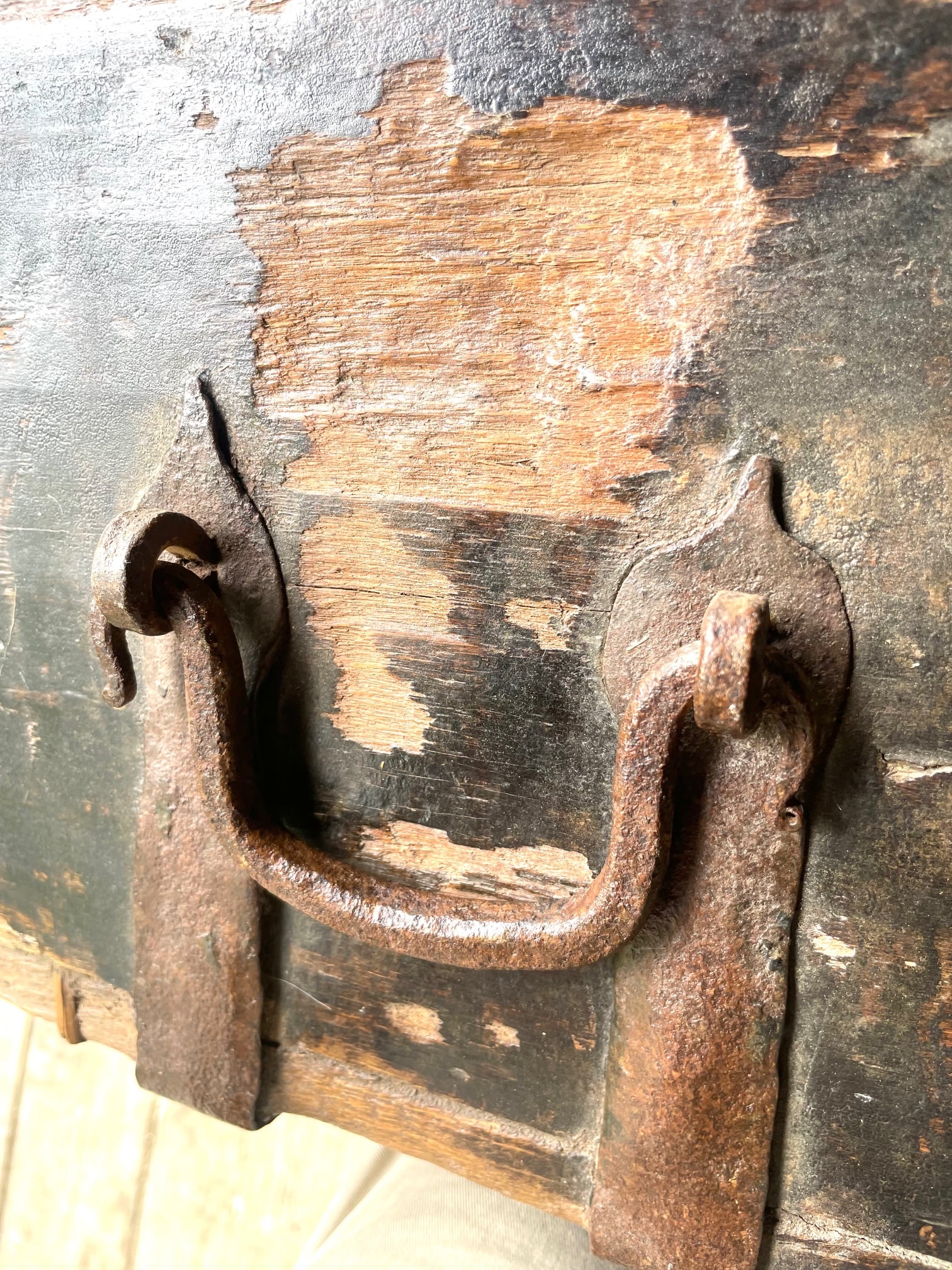 Early 19th Century English Rustic Oak Tray Box With Hand Forged Iron Handles - 13