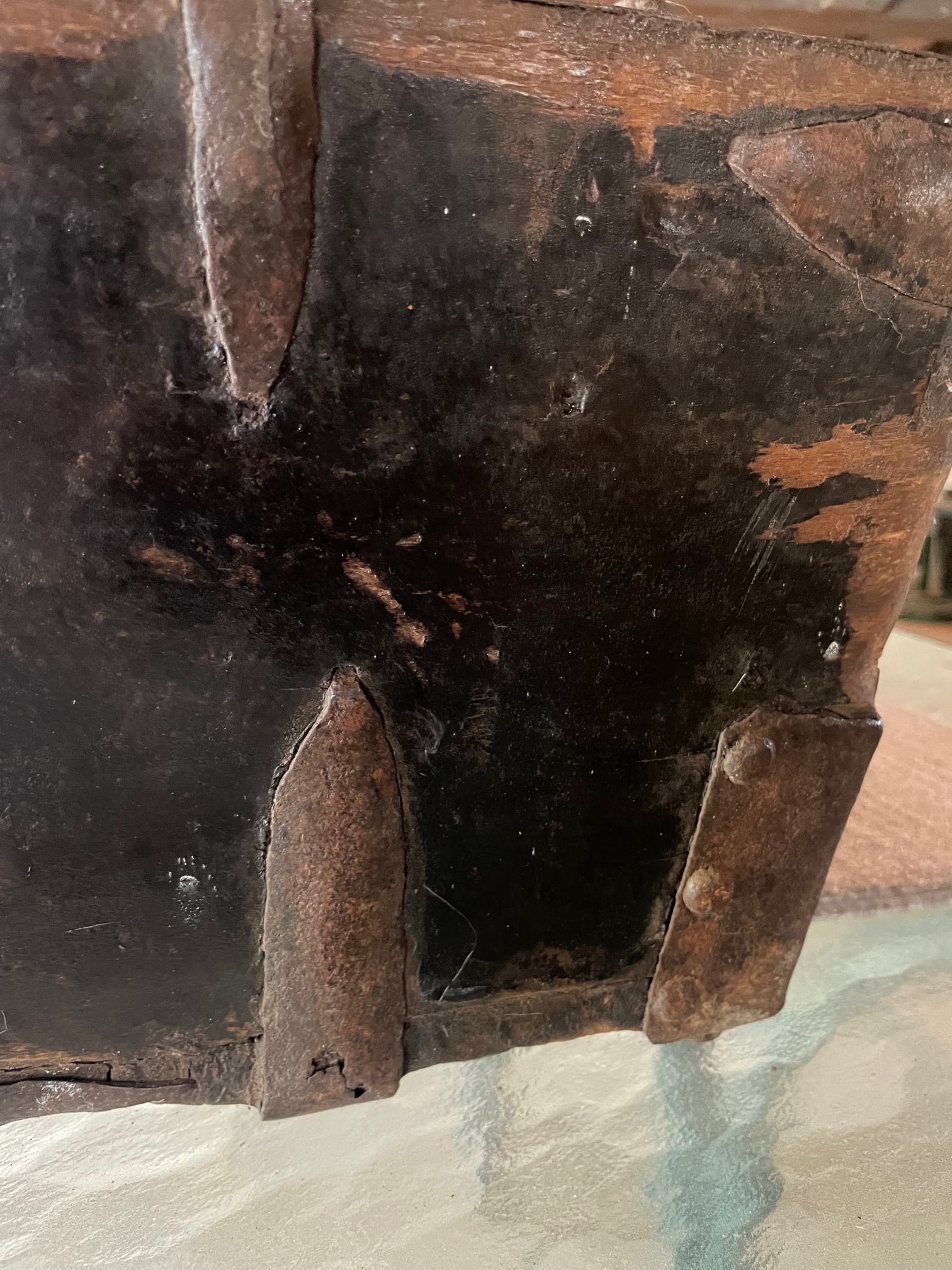 Early 19th Century English Rustic Oak Tray Box With Hand Forged Iron Handles - 14