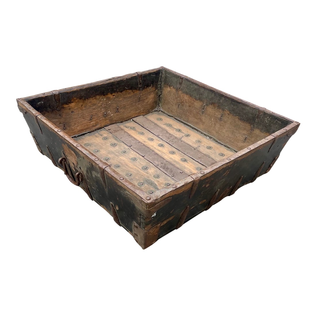 Early 19th Century English Rustic Oak Tray Box With Hand Forged Iron Handles: This is a fabulous early antique 19th century English iron-bound oak "trough" with angled sides and wonderful hand forged cast iron bale pull handles (England, circa 1810). We commonly think of a