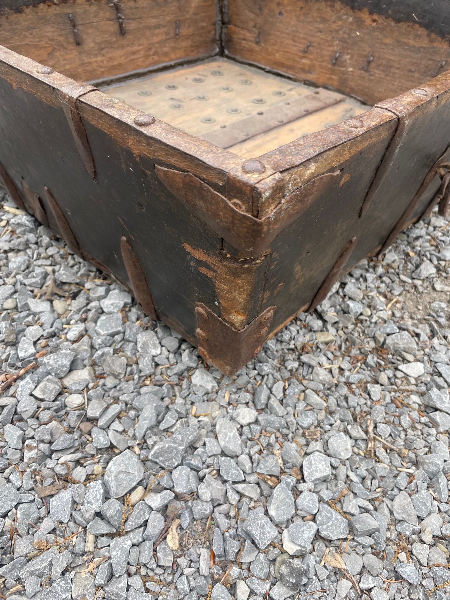 Early 19th Century English Rustic Oak Tray Box With Hand Forged Iron Handles - 2