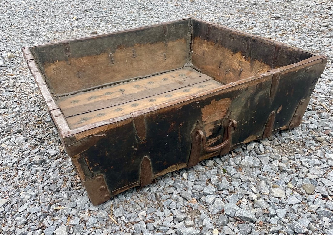 Early 19th Century English Rustic Oak Tray Box With Hand Forged Iron Handles - 3