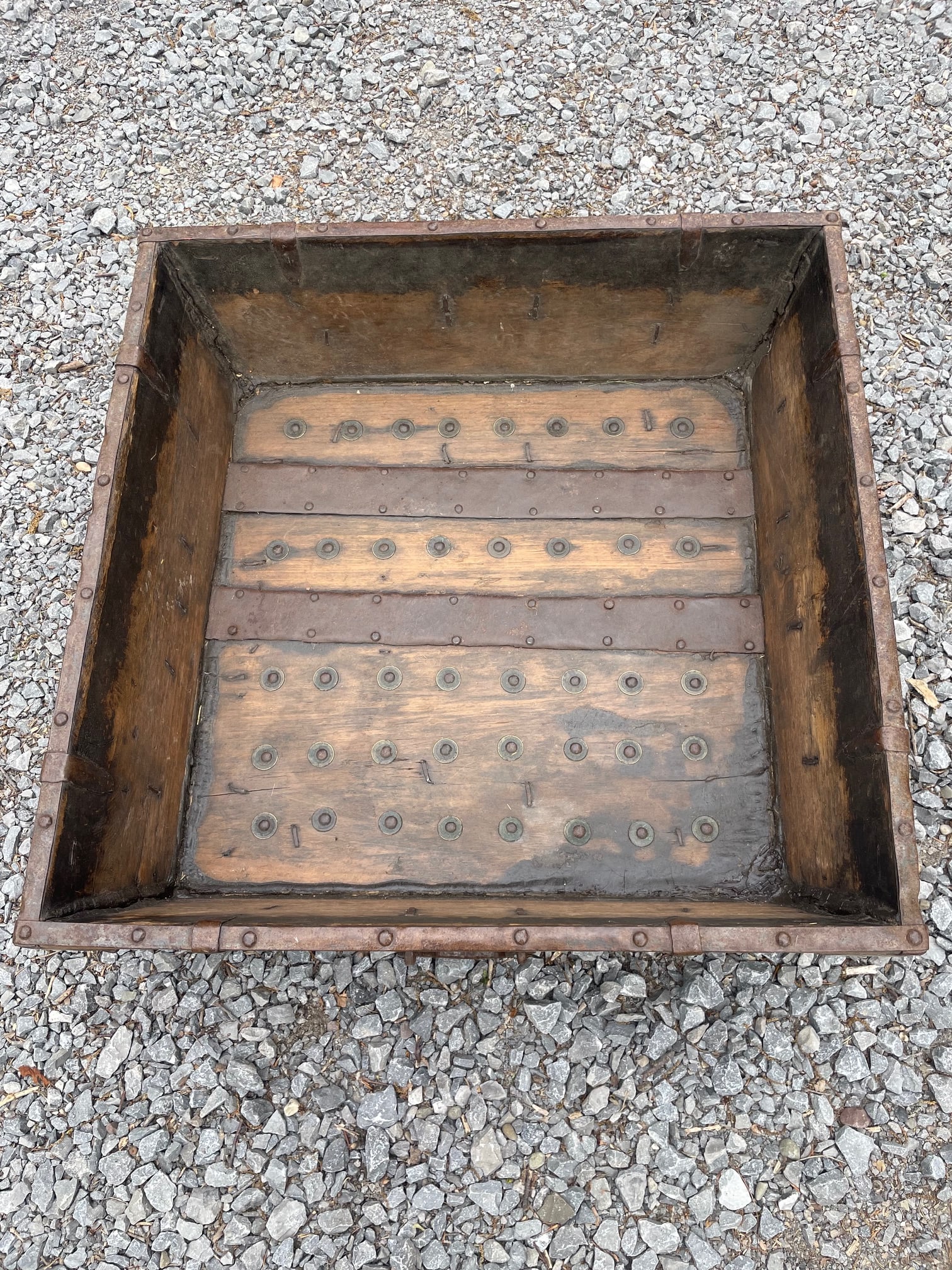 Early 19th Century English Rustic Oak Tray Box With Hand Forged Iron Handles - 4