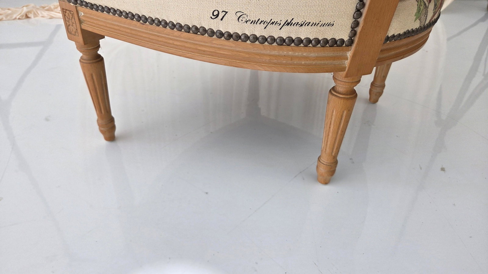 1980s French Louis XVI Style Armchair With Upholstered Bird Tapestry Fabric - 7