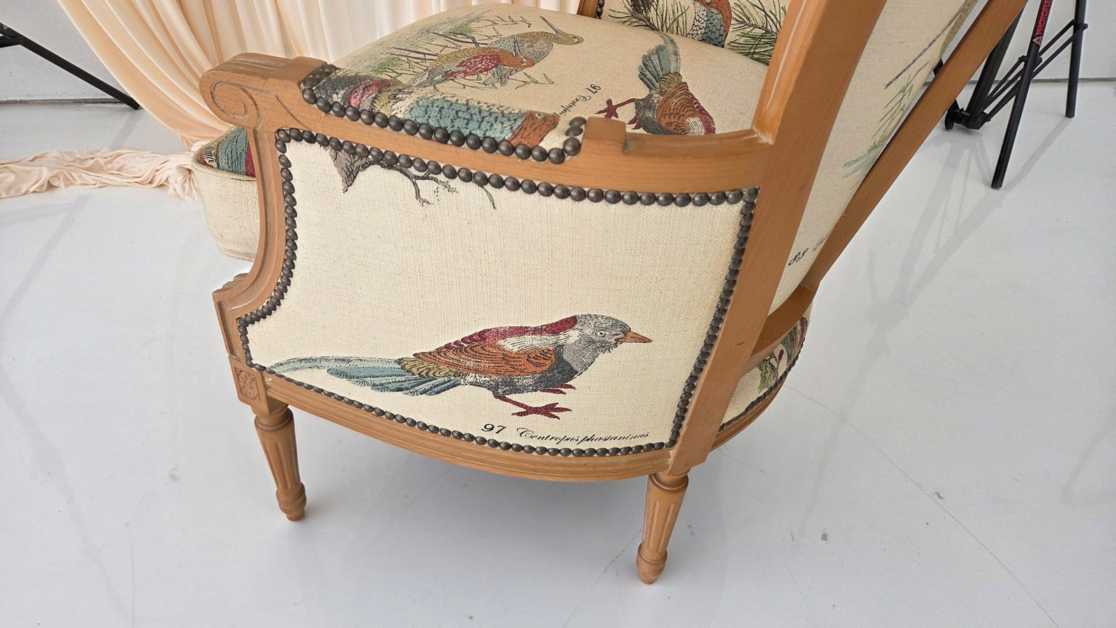 1980s French Louis XVI Style Armchair With Upholstered Bird Tapestry Fabric - 8