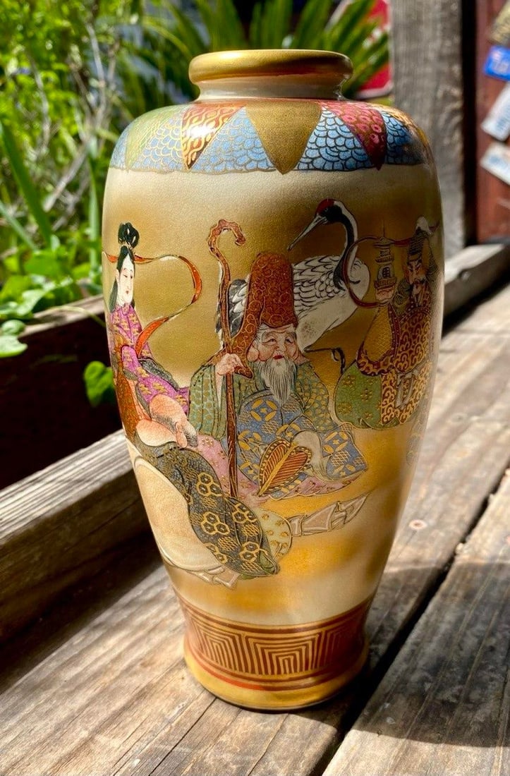 Pair of Antique Japanese Satsuma KÅzan Vases Depicting the Seven Lucky Gods (Shichifukujin) - 10