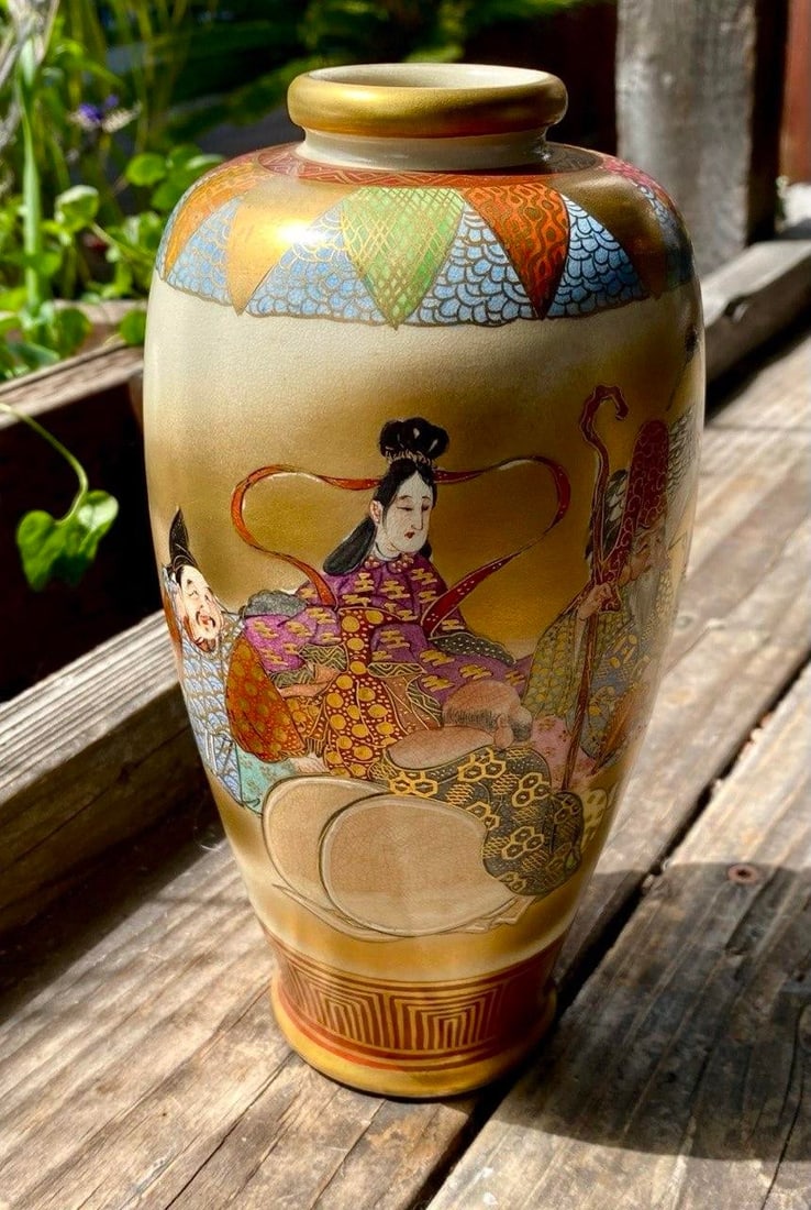 Pair of Antique Japanese Satsuma KÅzan Vases Depicting the Seven Lucky Gods (Shichifukujin) - 11