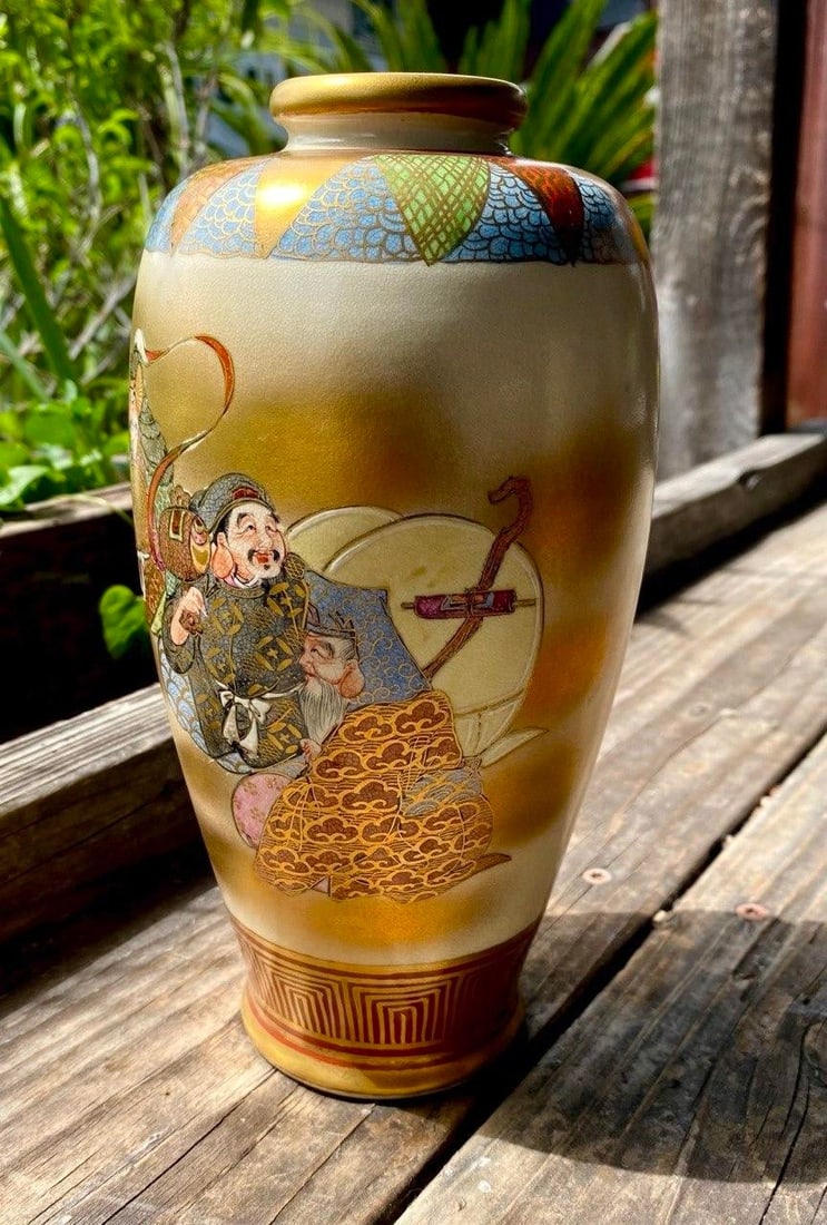 Pair of Antique Japanese Satsuma KÅzan Vases Depicting the Seven Lucky Gods (Shichifukujin) - 12